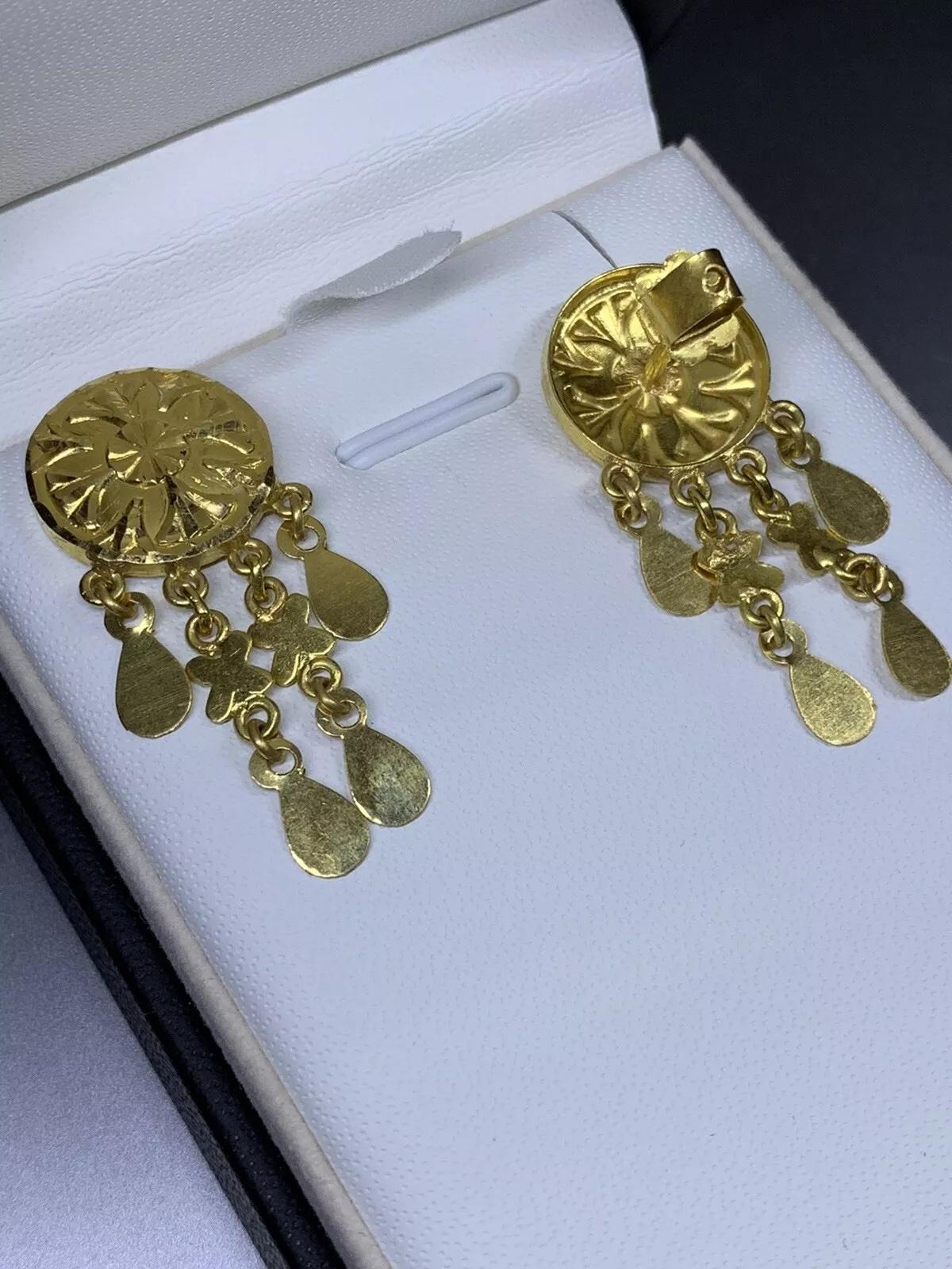 Pendientes colgantes lisos redondos de oro amarillo de 22 ct forma de pera en venta 1