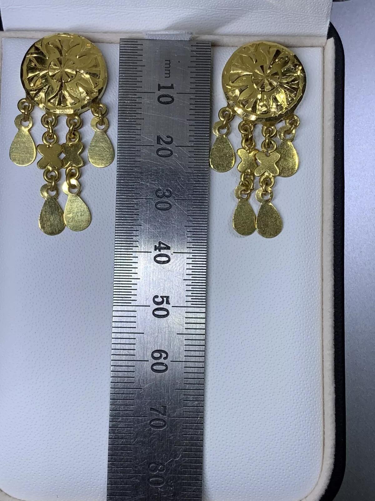 Pendientes colgantes lisos redondos de oro amarillo de 22 ct forma de pera en venta 3