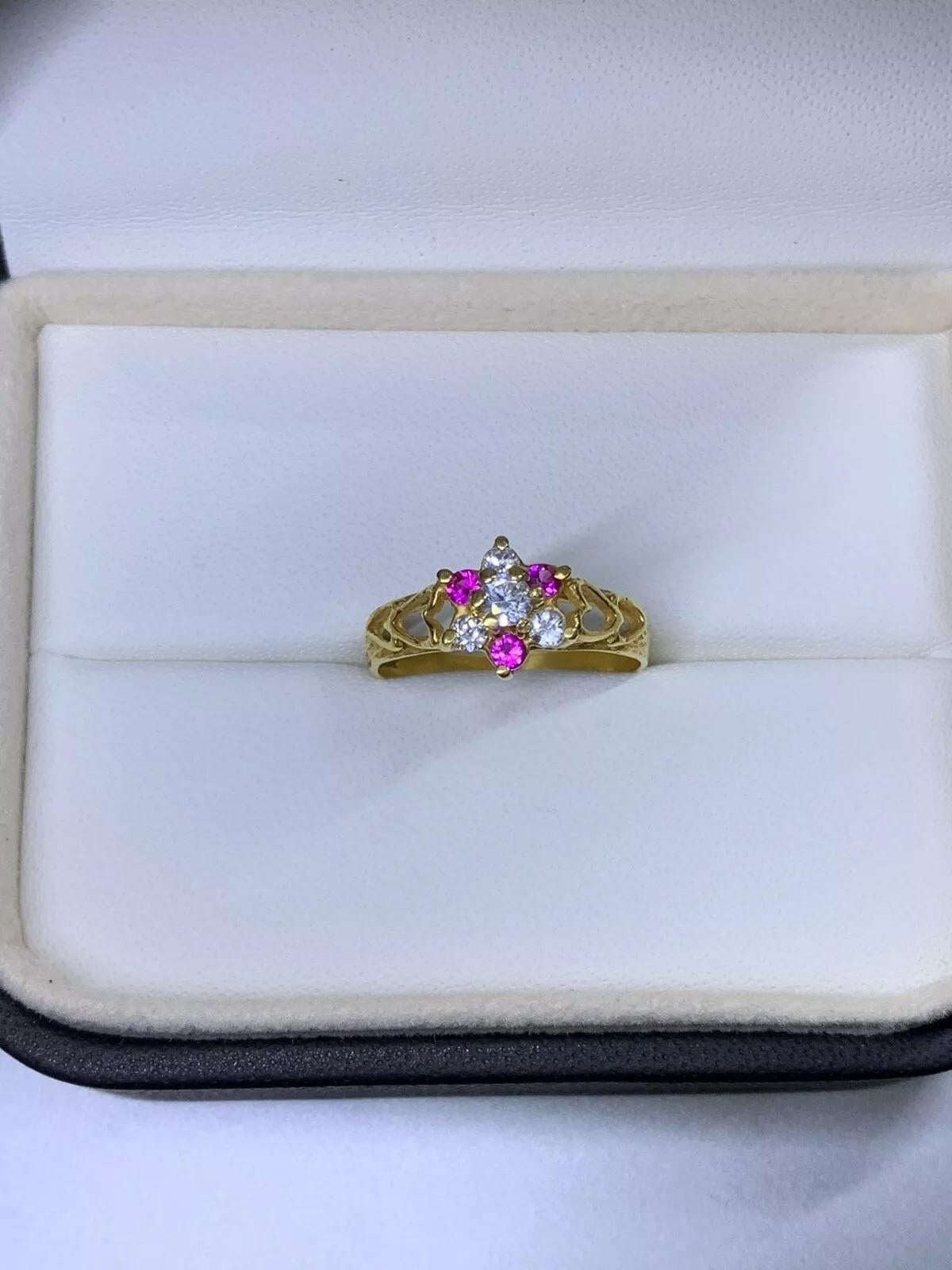 Bague de fiançailles rubis et diamants en or jaune 22ct Cérémonie de mariage indien asiatique.
Veuillez noter que la couleur du rubis peut varier en fonction de la lumière. 

Rubis et diamants poids total 0,50ct G VS

Or jaune pur 22ct poinçonné

La