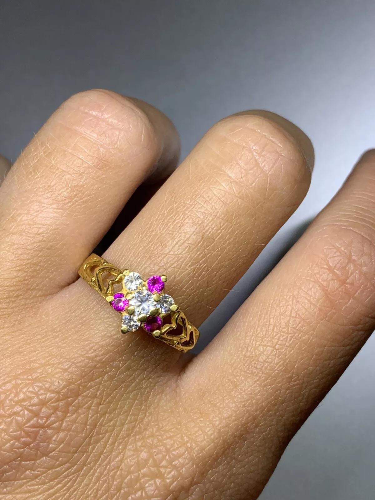 Taille ronde Bague de fiançailles en or jaune 22 carats, rubis et diamant en vente