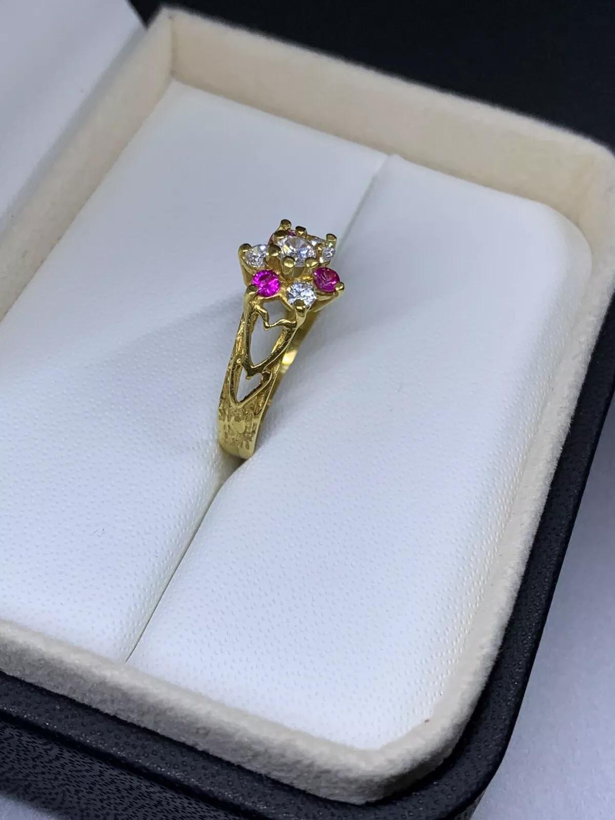 Bague de fiançailles en or jaune 22 carats, rubis et diamant Neuf - En vente à London, GB