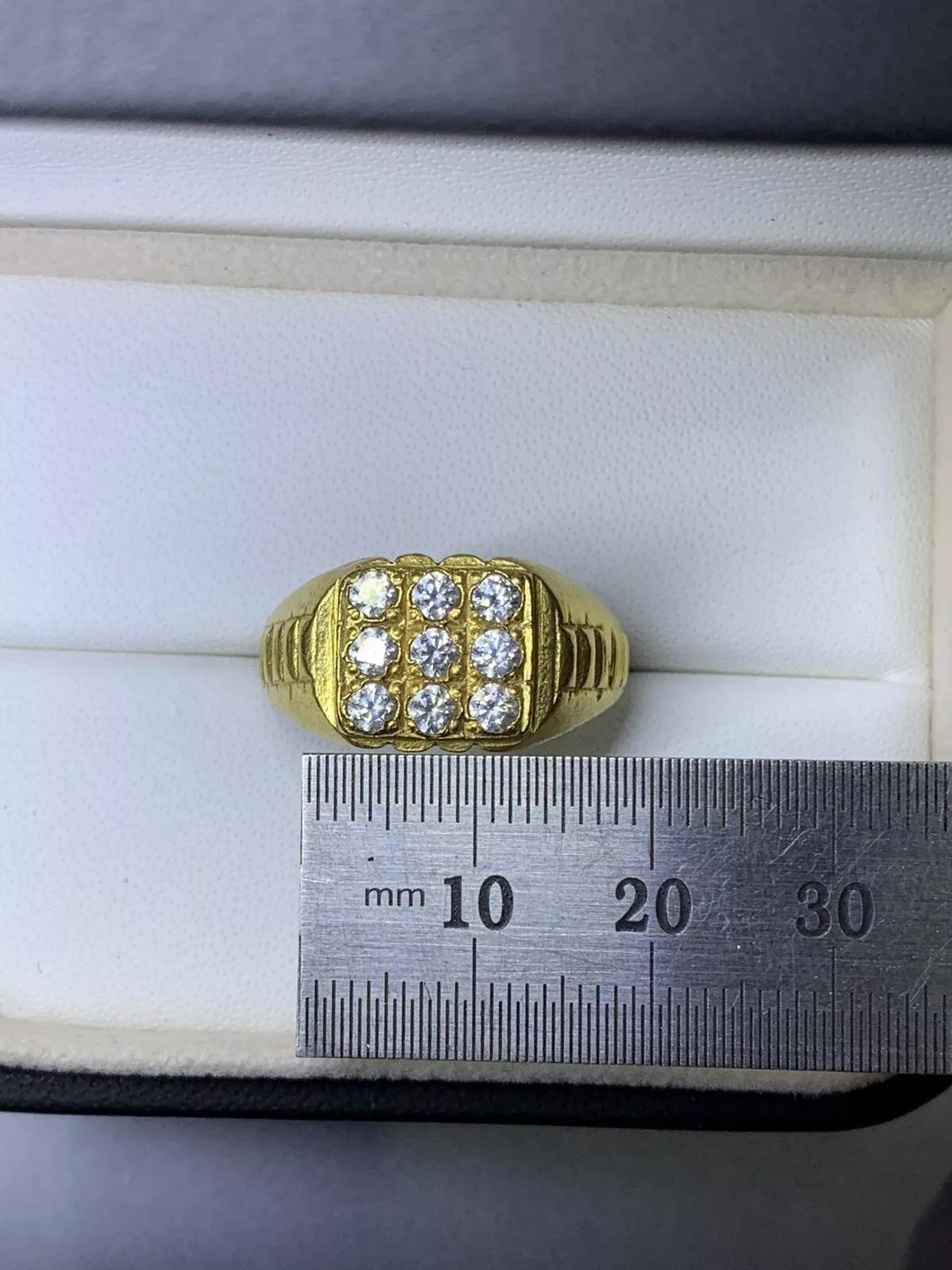 Bague signet en or jaune 22ct à gros diamants 

Poids 10,6 g.

Poinçonné.

Bague Signet de grande taille pour hommes. 
Boîte incluse.
Cette superbe chevalière en or jaune 22ct est un ajout parfait à votre collection de bijoux. Cette bague en diamant