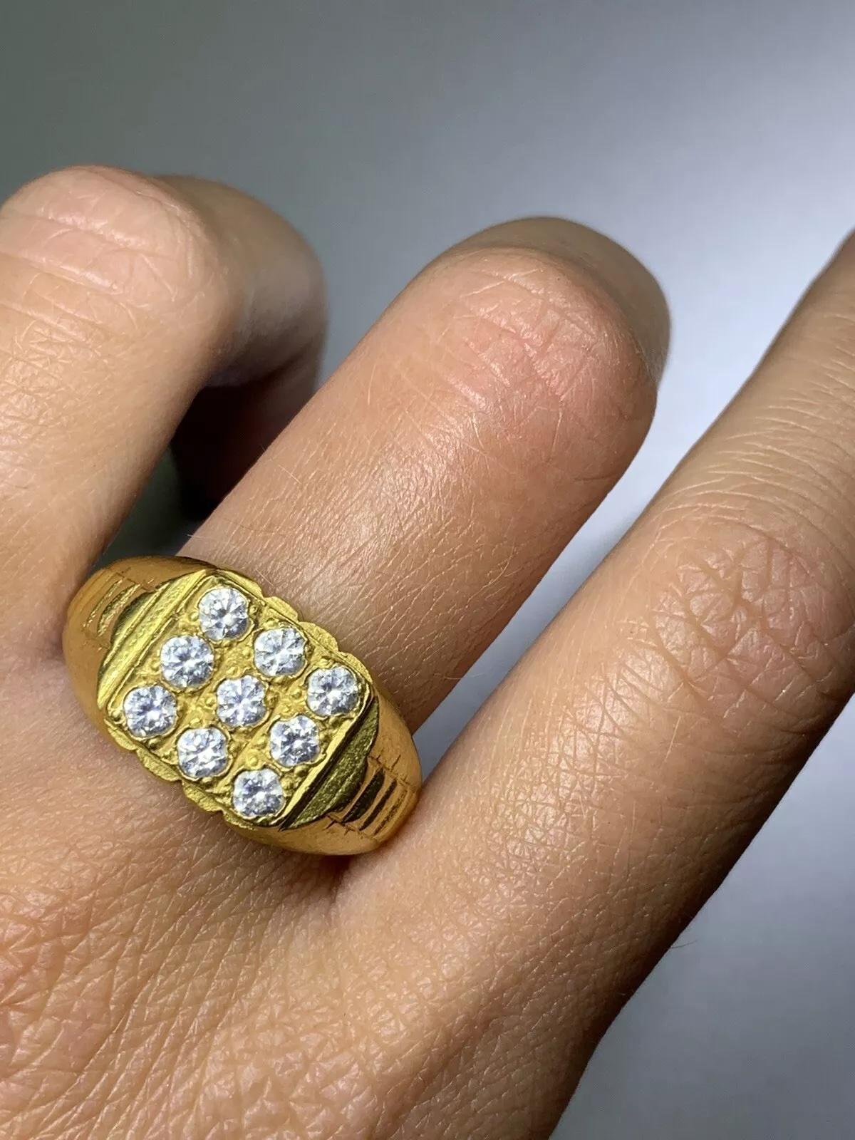 Bague signet en or jaune 22ct à gros diamants Unisexe en vente