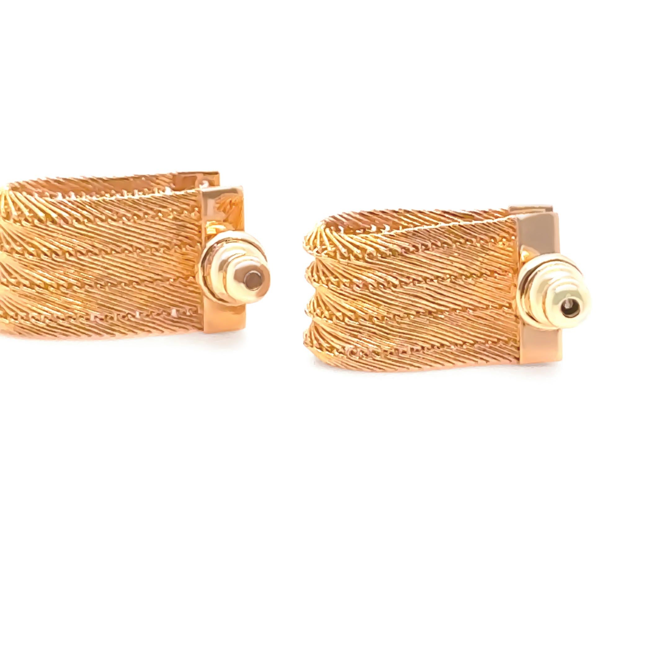 Ces élégantes boucles d'oreilles turques sont méticuleusement fabriquées en or jaune 22ct. Elles présentent de riches teintes dorées et un design traditionnel. Chaque boucle d'oreille est ornée d'une sélection de 5 diamants ronds de taille brillant