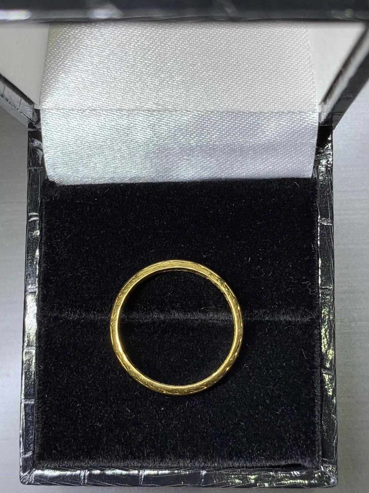 Anneau de mariage victorien antique en or jaune 22ct.
Alliance unie avec motif, poinçonnée, en or pur 22ct.
Alliance en or jaune massif 
Largeur approximative de 2,5 à 3 mm
Poinçonné
La bague peut être redimensionnée.
Boîte et évaluation