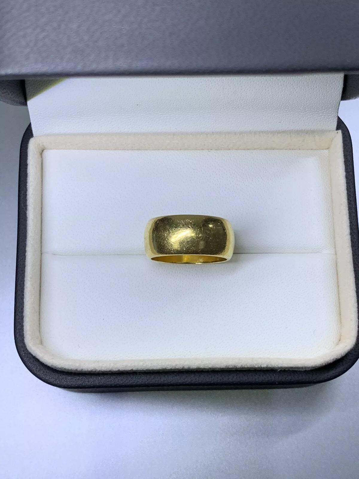 Anneau de mariage large en or jaune 22ct 8mm Cérémonie de mariage indien asiatique.

Bandeau de 8 mm de large en or jaune 22ct, poinçonné.

Bijoux de cérémonie de mariage en or jaune pur 22k pakistanais indien asiatique unisexe.

Parfait pour les