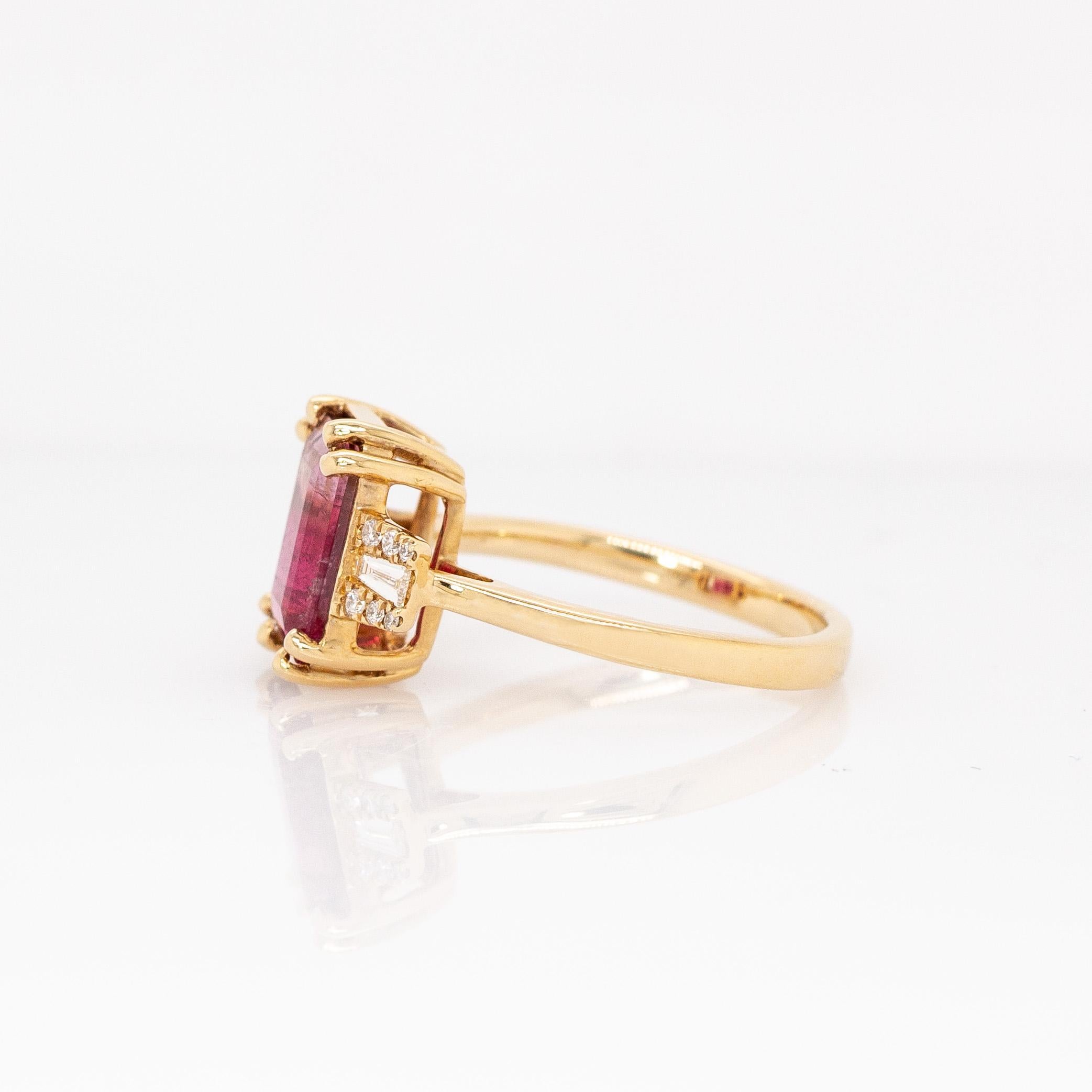 2.2cts Bi-color Tourmaline Ring with Natural Diamonds: 14k Solid Gold, 10.5x8mm In condizioni Nuovo in vendita a Columbus, OH