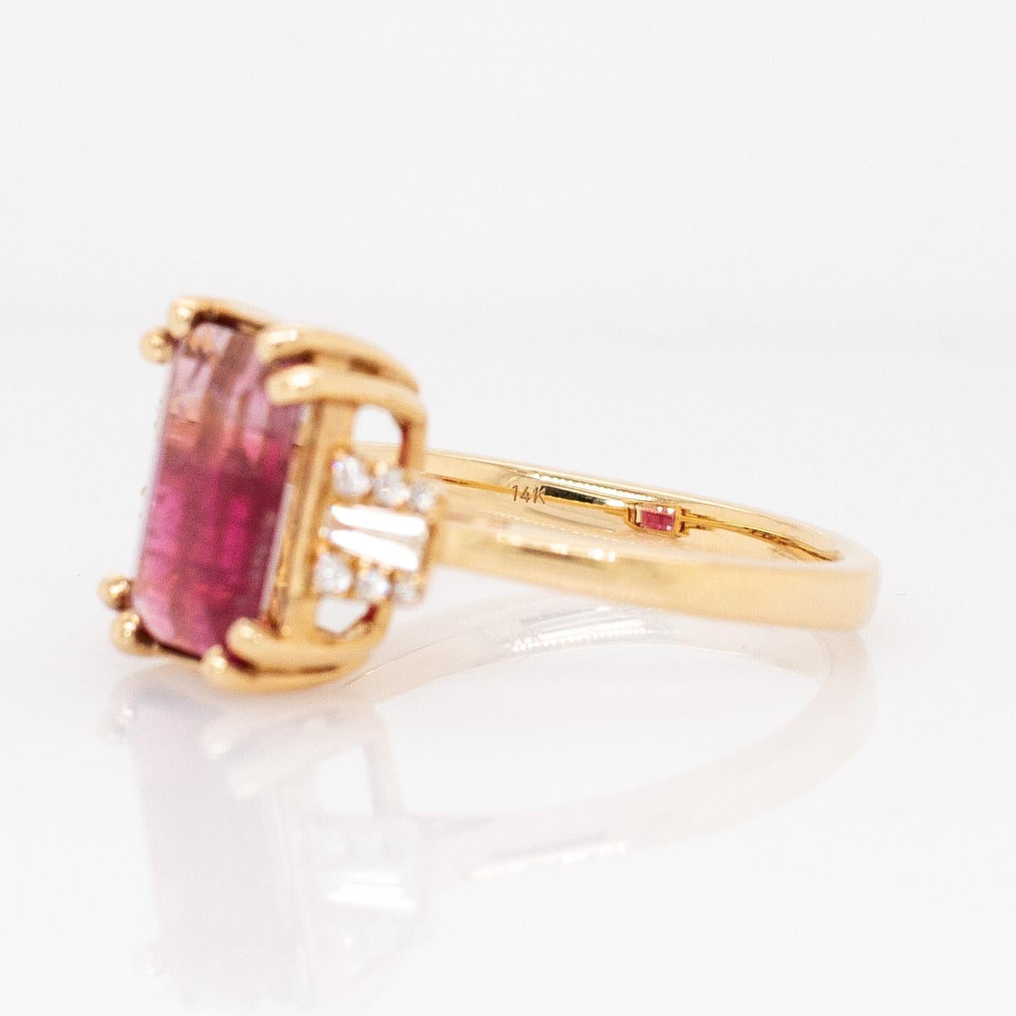 2.2cts Bi-color Tourmaline Ring with Natural Diamonds: 14k Solid Gold, 10.5x8mm in vendita 1