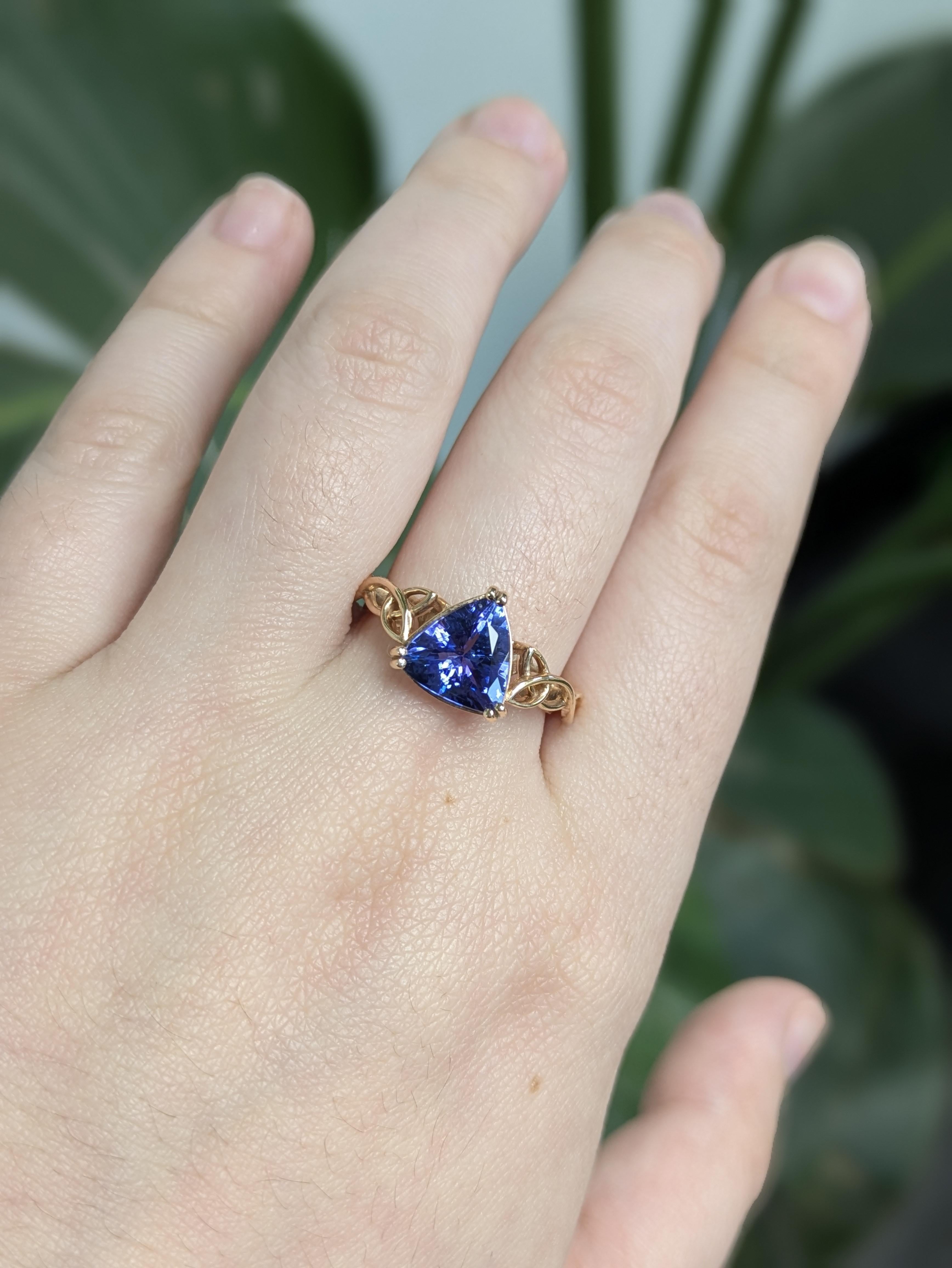 Dieser elegante Ring mit einem Tansanit im Billionen-Schliff ist in 14 Karat massivem Roségold gefasst und strahlt eine einzigartige Mischung aus kräftiger Farbe und sanfter Raffinesse aus. Ein seltener Edelstein in einer romantischen Fassung -