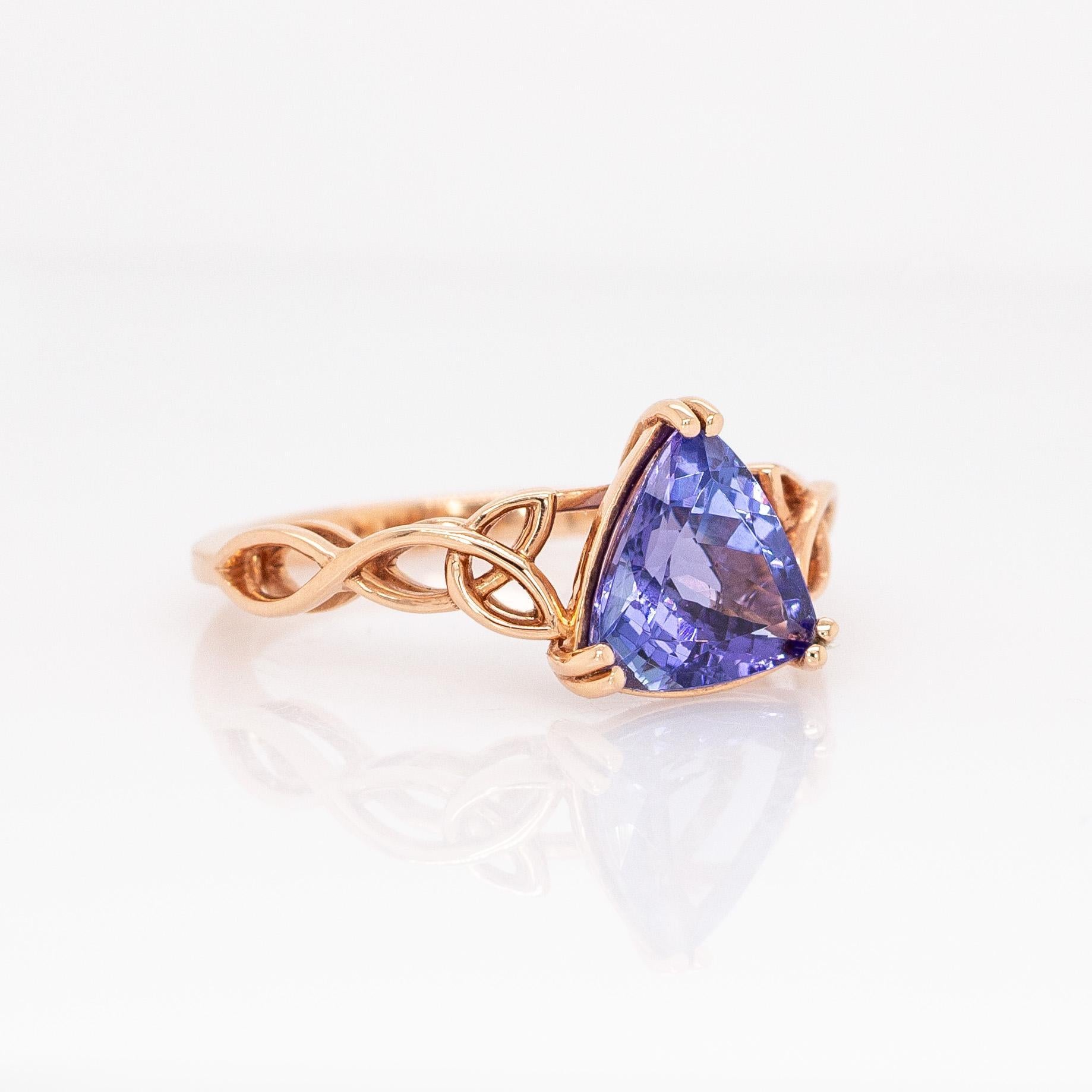 2,2cts Celtic Love Knot Tanzanite Ring: 14K Solid Gold, Trillion Shaped  9mm (Trillionschliff) im Angebot