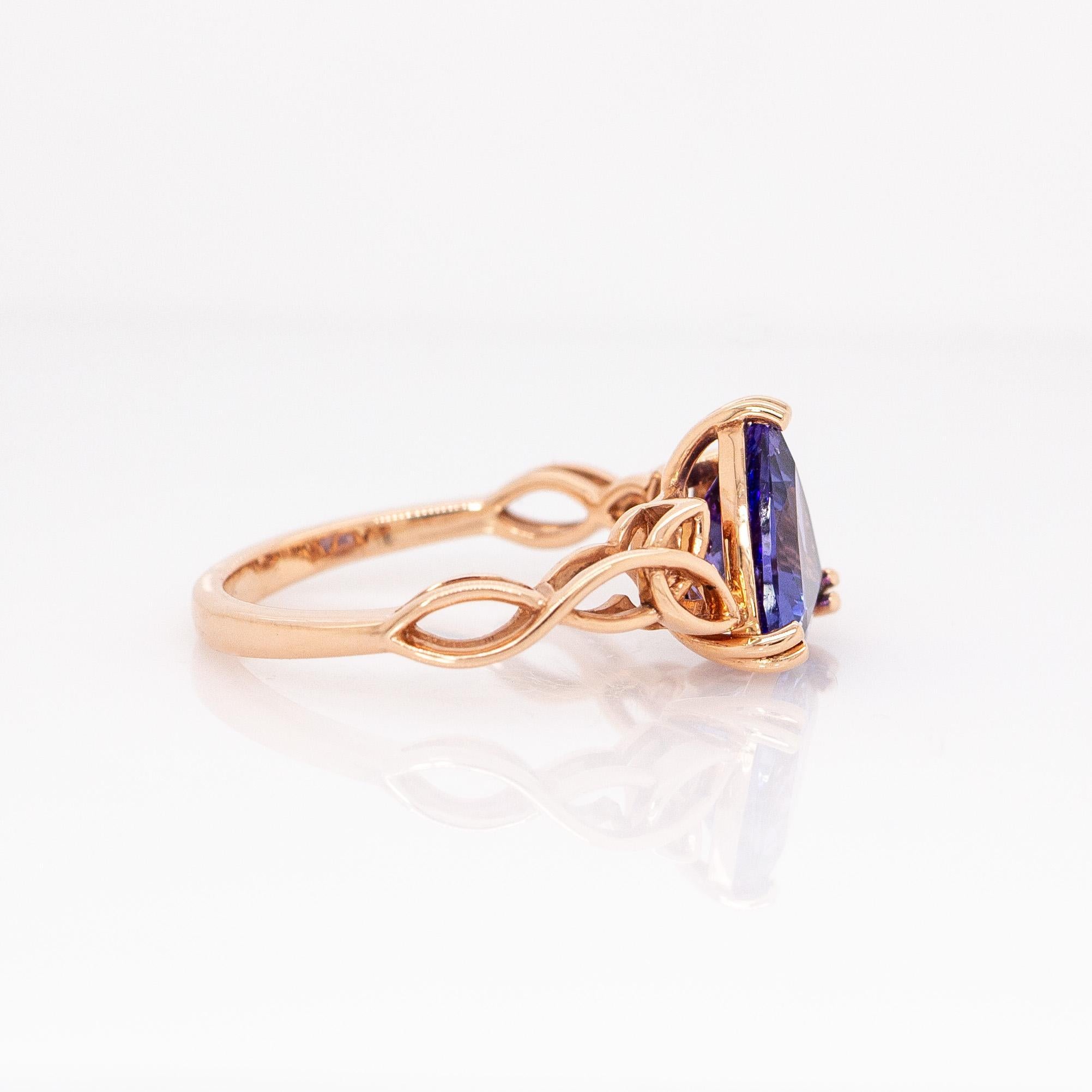 2,2cts Celtic Love Knot Tanzanite Ring: 14K Solid Gold, Trillion Shaped  9mm im Zustand „Neu“ im Angebot in Columbus, OH
