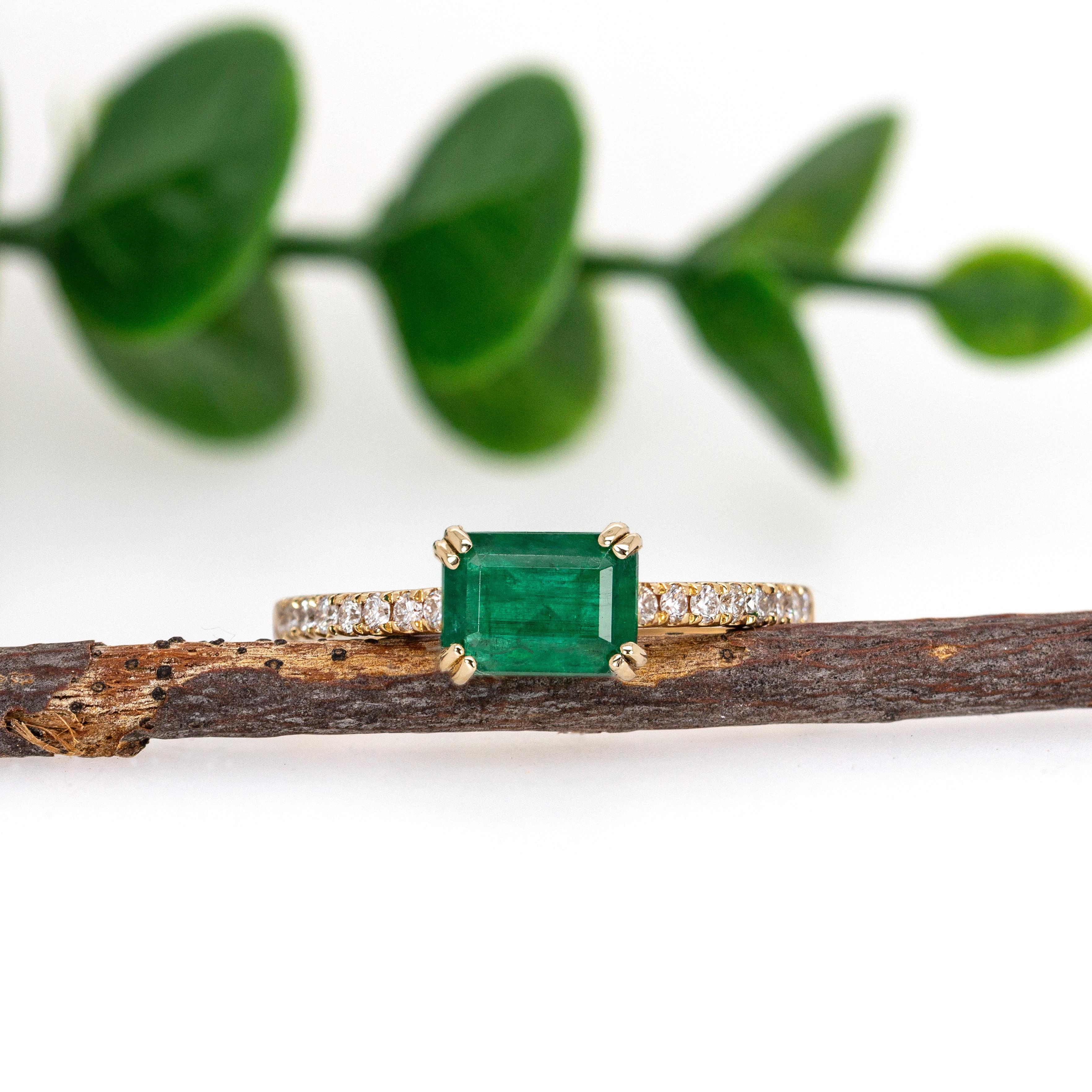 Art Deco 2.2cts Colombian Emerald Ring w Pave Diamond Shank in 14K Solid Gold  EM 7x5mm For Sale