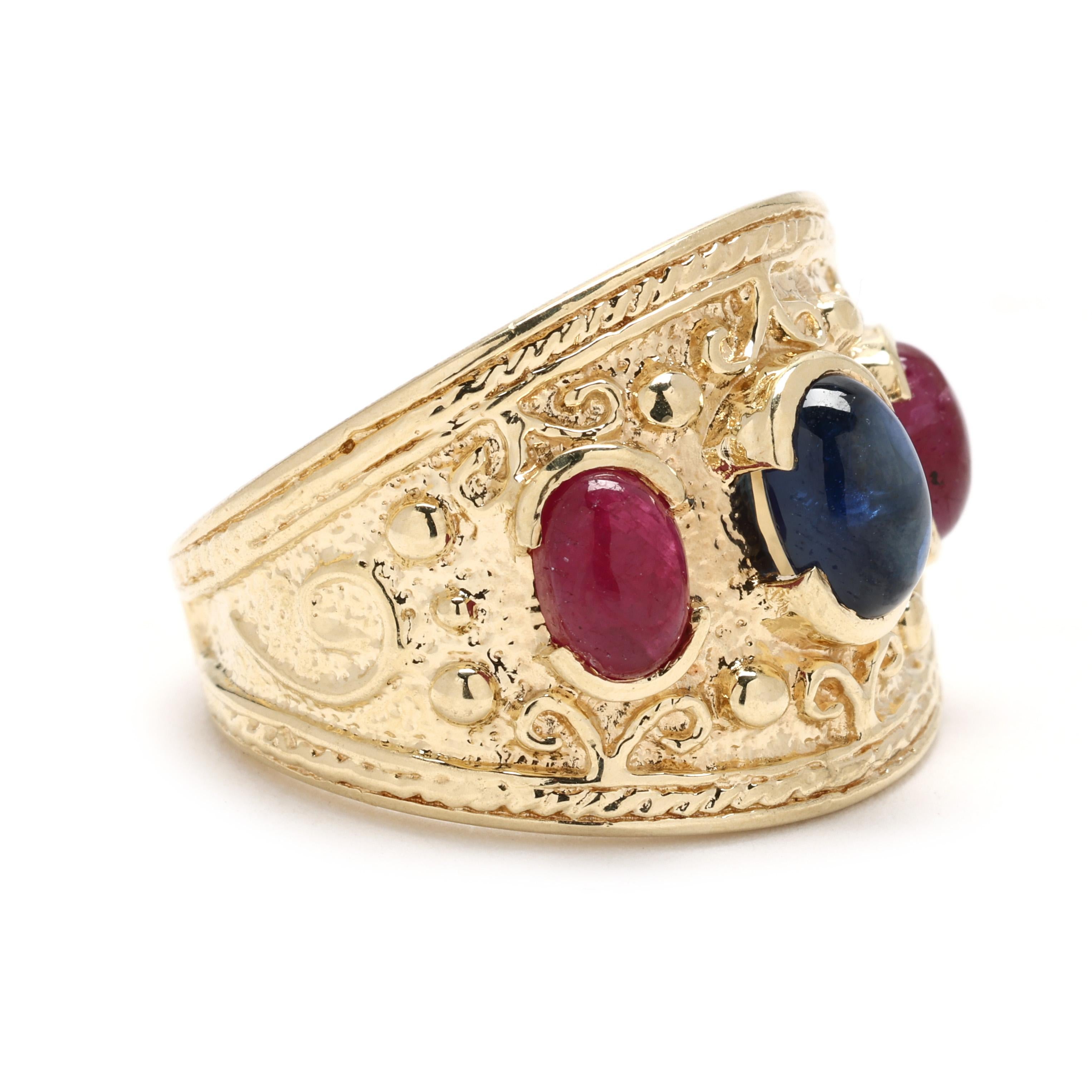 Haz una declaración audaz con este anillo de zafiro y rubí, con un impresionante 2,2 ctw de vibrantes gemas engastadas en rico oro amarillo de 14k. Esta elegante pieza resalta el llamativo contraste de los zafiros azul oscuro y los rubíes rojo