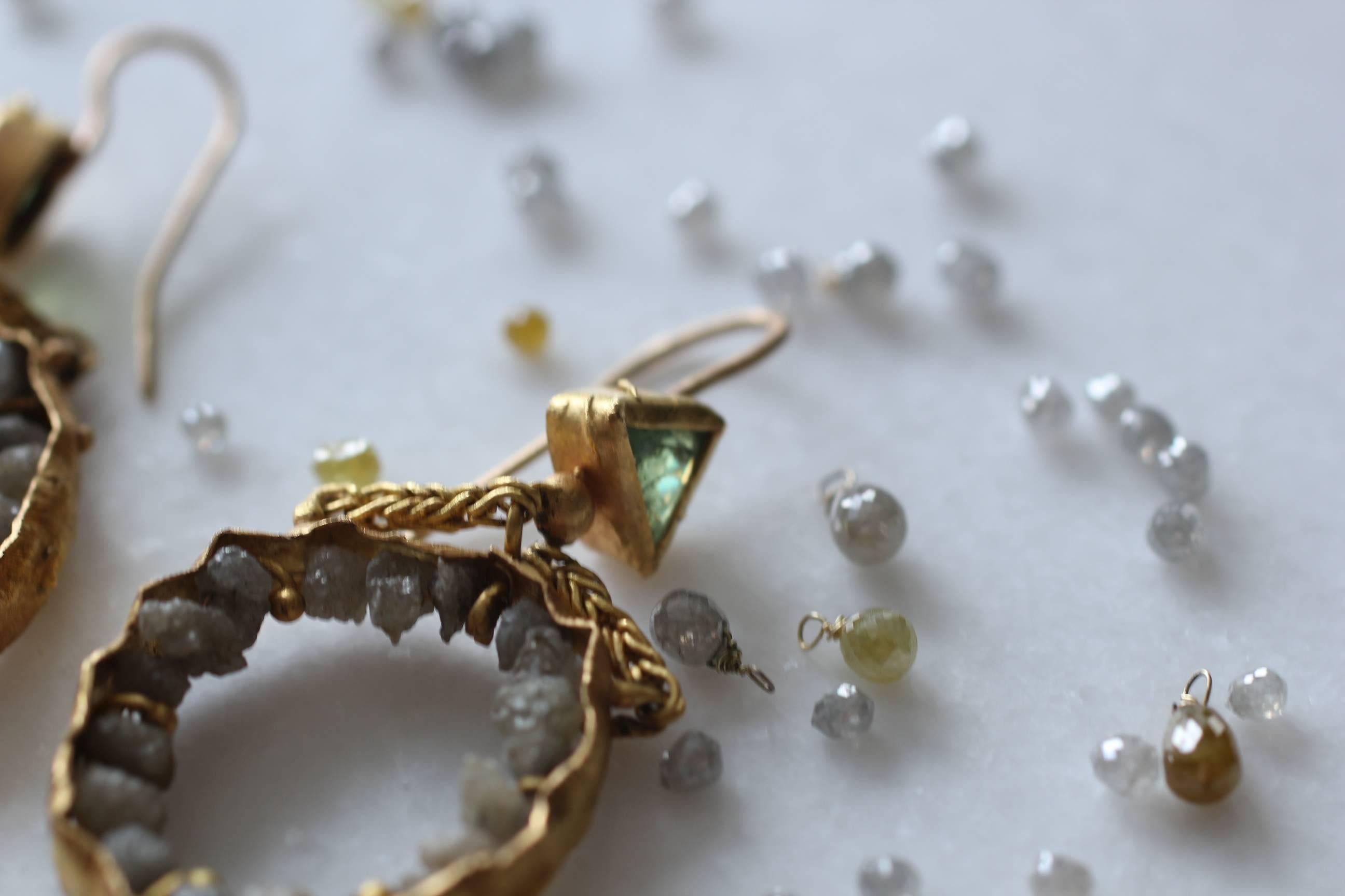 Diamants bruts Grenats démantoïdes Boucles d'oreilles chandelier pendantes en or 21 carats   en vente 7
