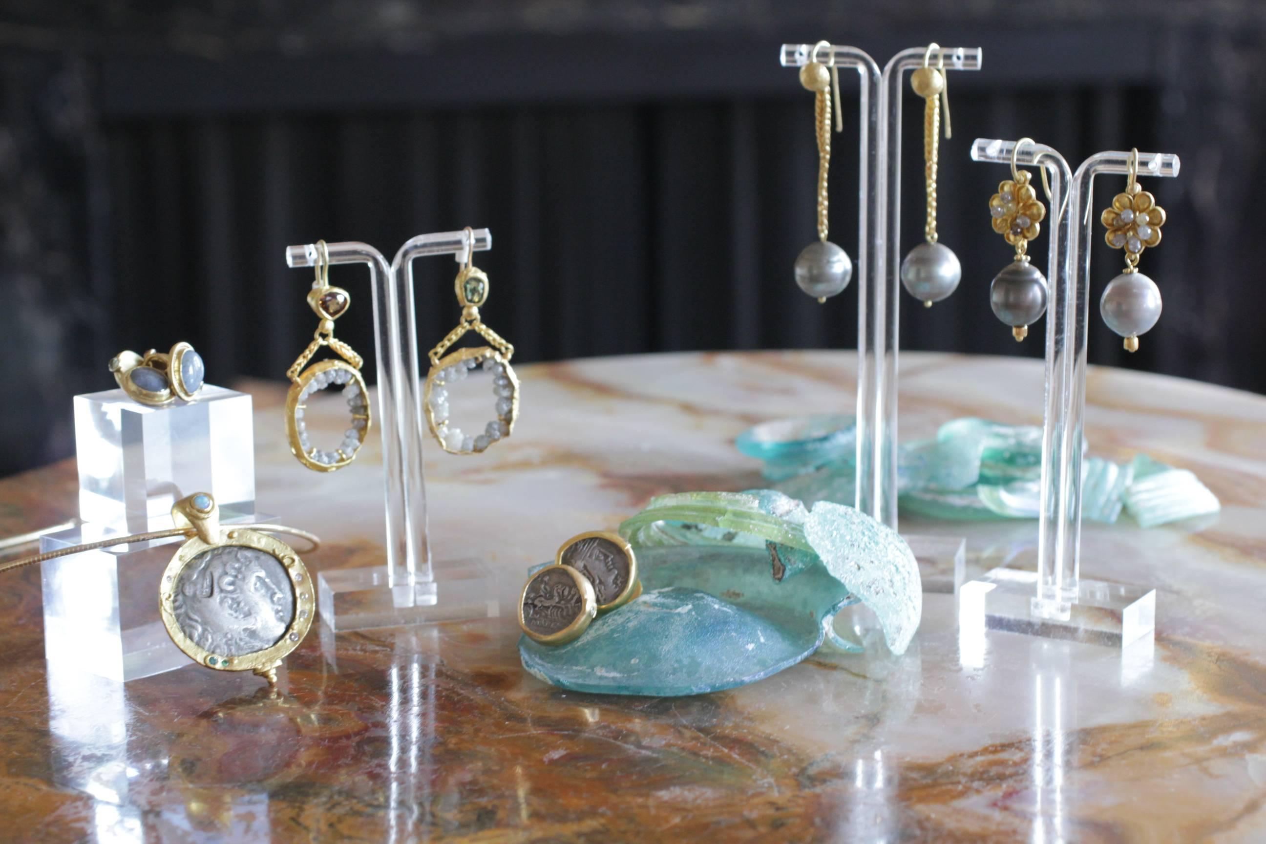 Diamants bruts Grenats démantoïdes Boucles d'oreilles chandelier pendantes en or 21 carats   en vente 11