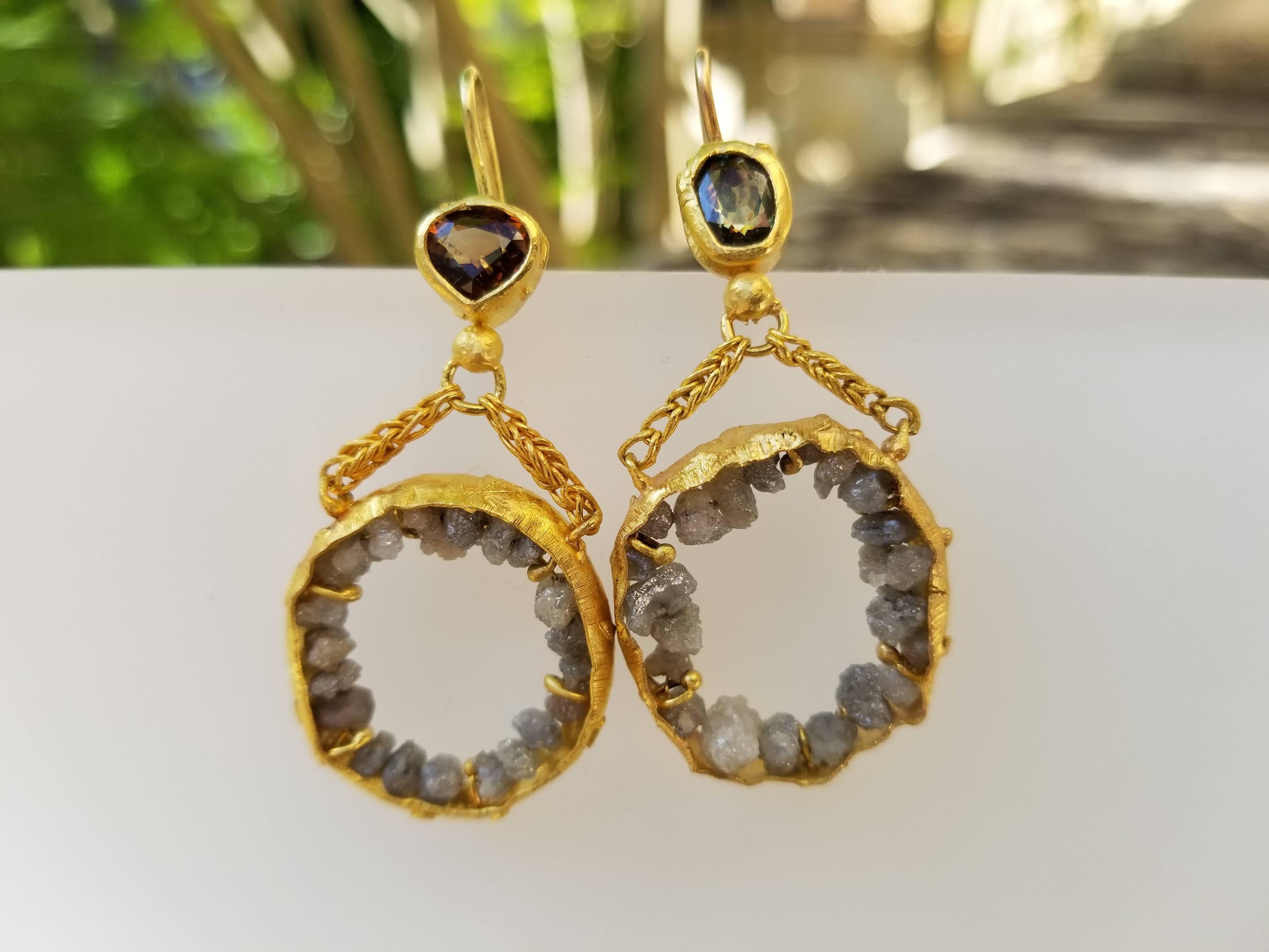 Contemporain Diamants bruts Grenats démantoïdes Boucles d'oreilles chandelier pendantes en or 21 carats   en vente