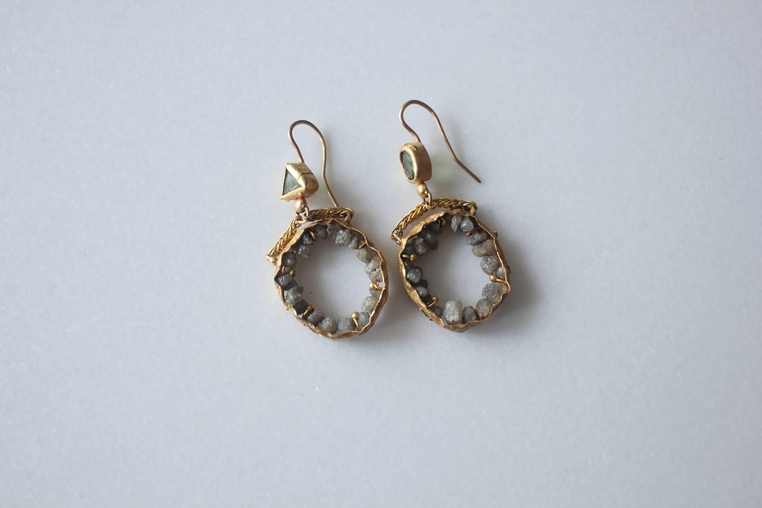 Diamants bruts Grenats démantoïdes Boucles d'oreilles chandelier pendantes en or 21 carats   Neuf - En vente à New York, NY