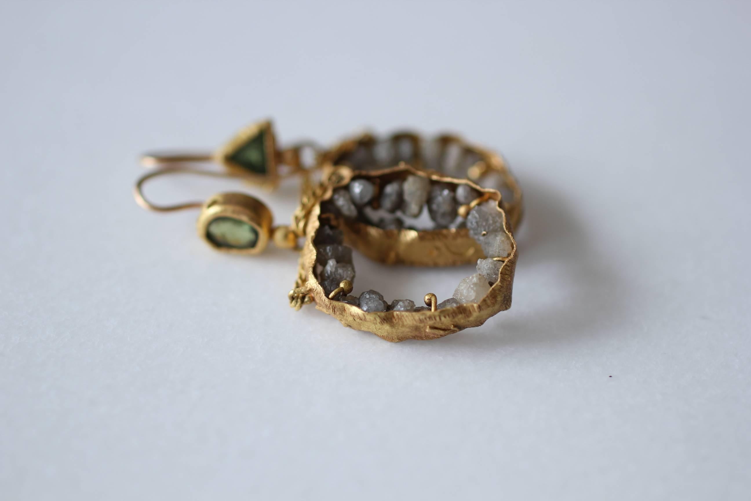 Diamants bruts Grenats démantoïdes Boucles d'oreilles chandelier pendantes en or 21 carats   en vente 1