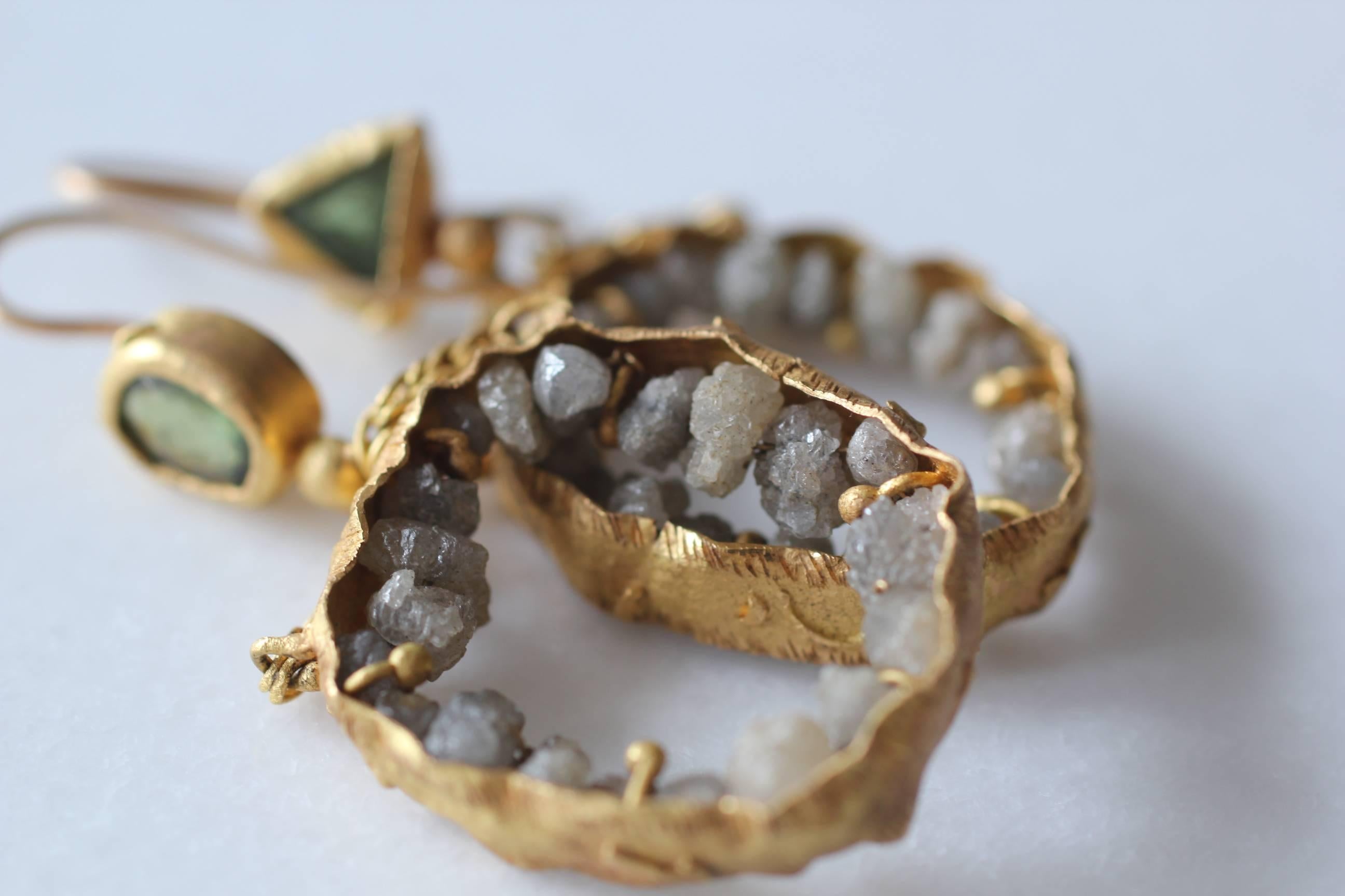 Diamants bruts Grenats démantoïdes Boucles d'oreilles chandelier pendantes en or 21 carats   en vente 3