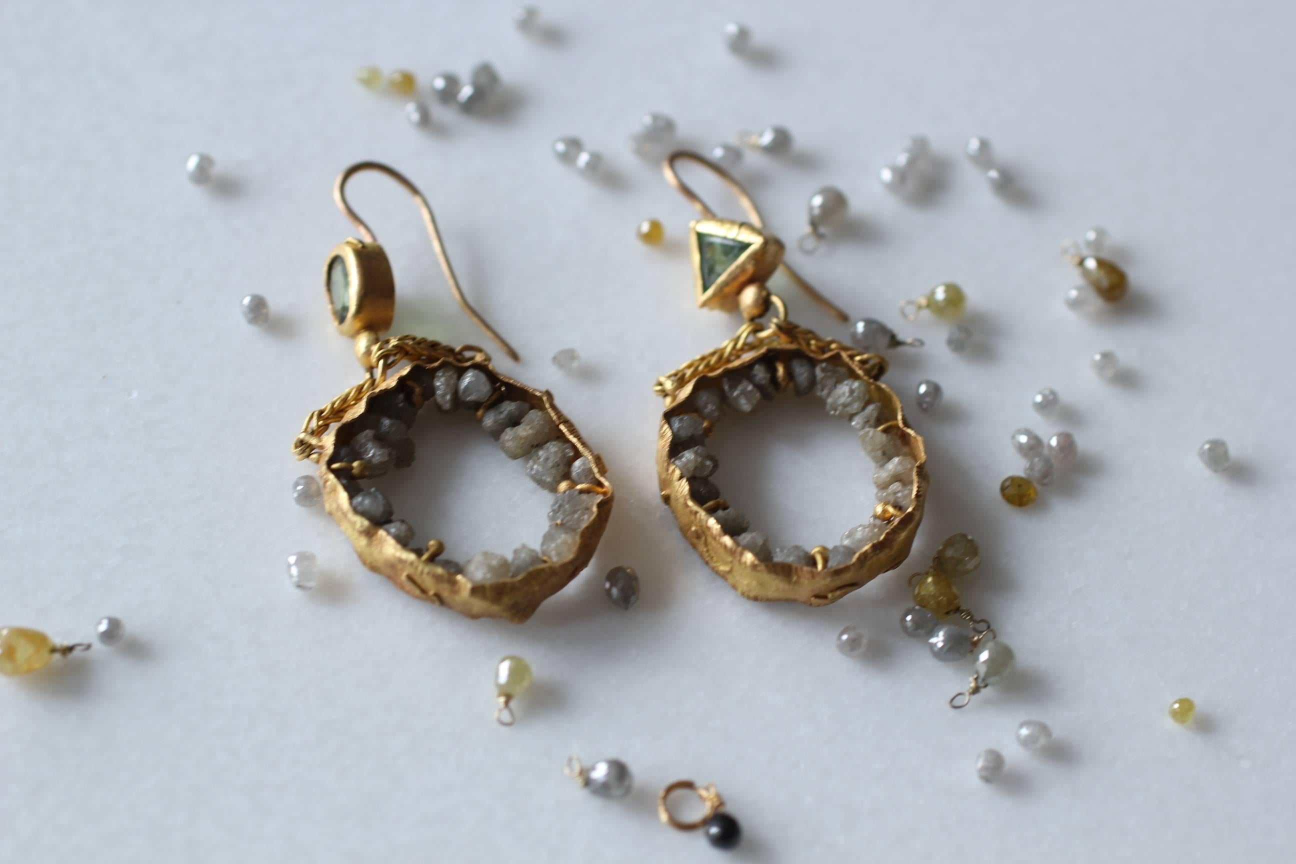 Diamants bruts Grenats démantoïdes Boucles d'oreilles chandelier pendantes en or 21 carats   en vente 4