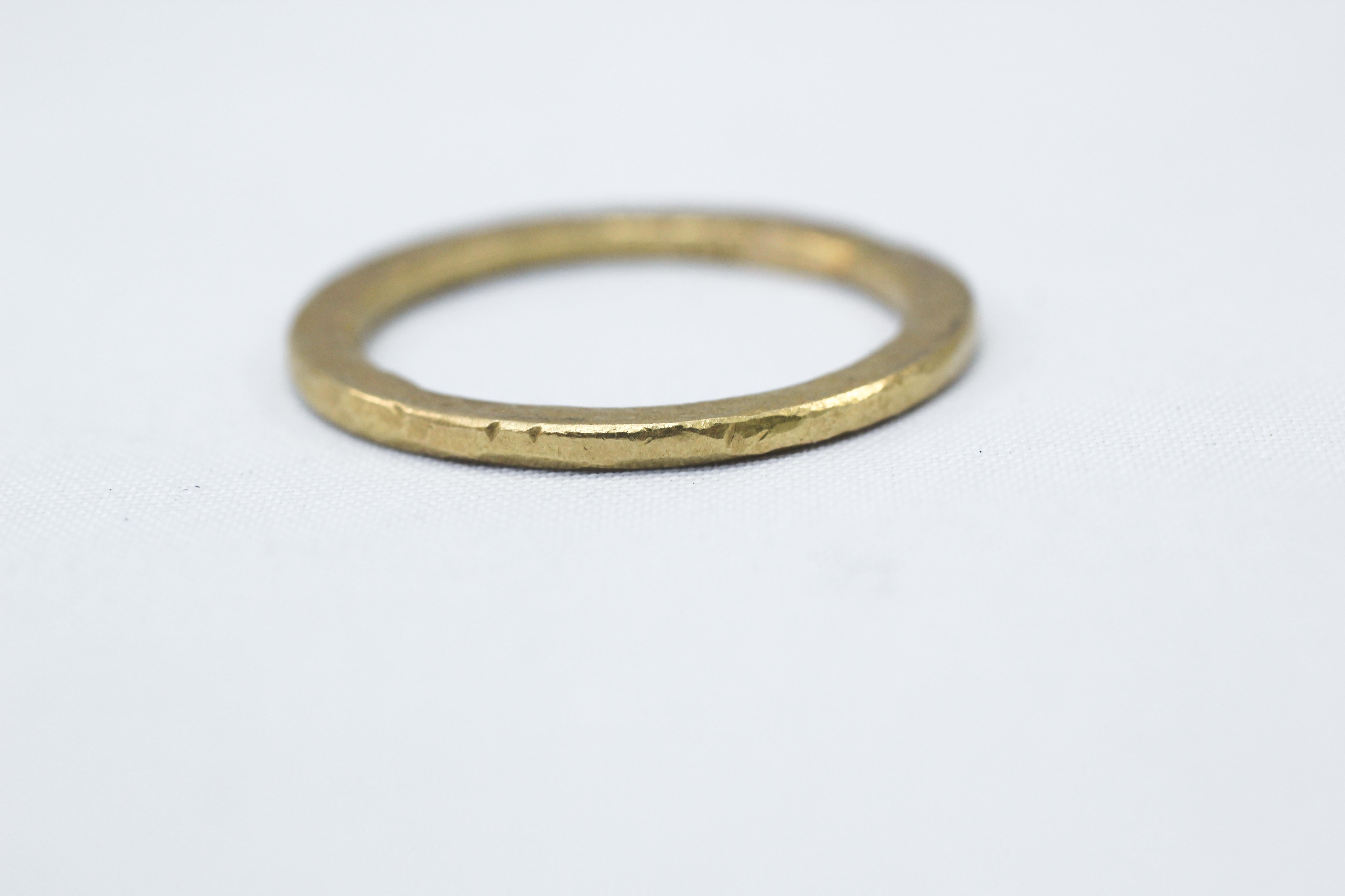 Ein Unisex-Ehering aus recyceltem 21-karätigem Gold. Einfachheit Kleines Band zeitgenössisches Unisex-Design. Dieser Ehering kann einzeln oder in Kombination mit anderen Designs auf der AB Jewelry NYC Seite getragen werden.

Als Beispiel für weitere
