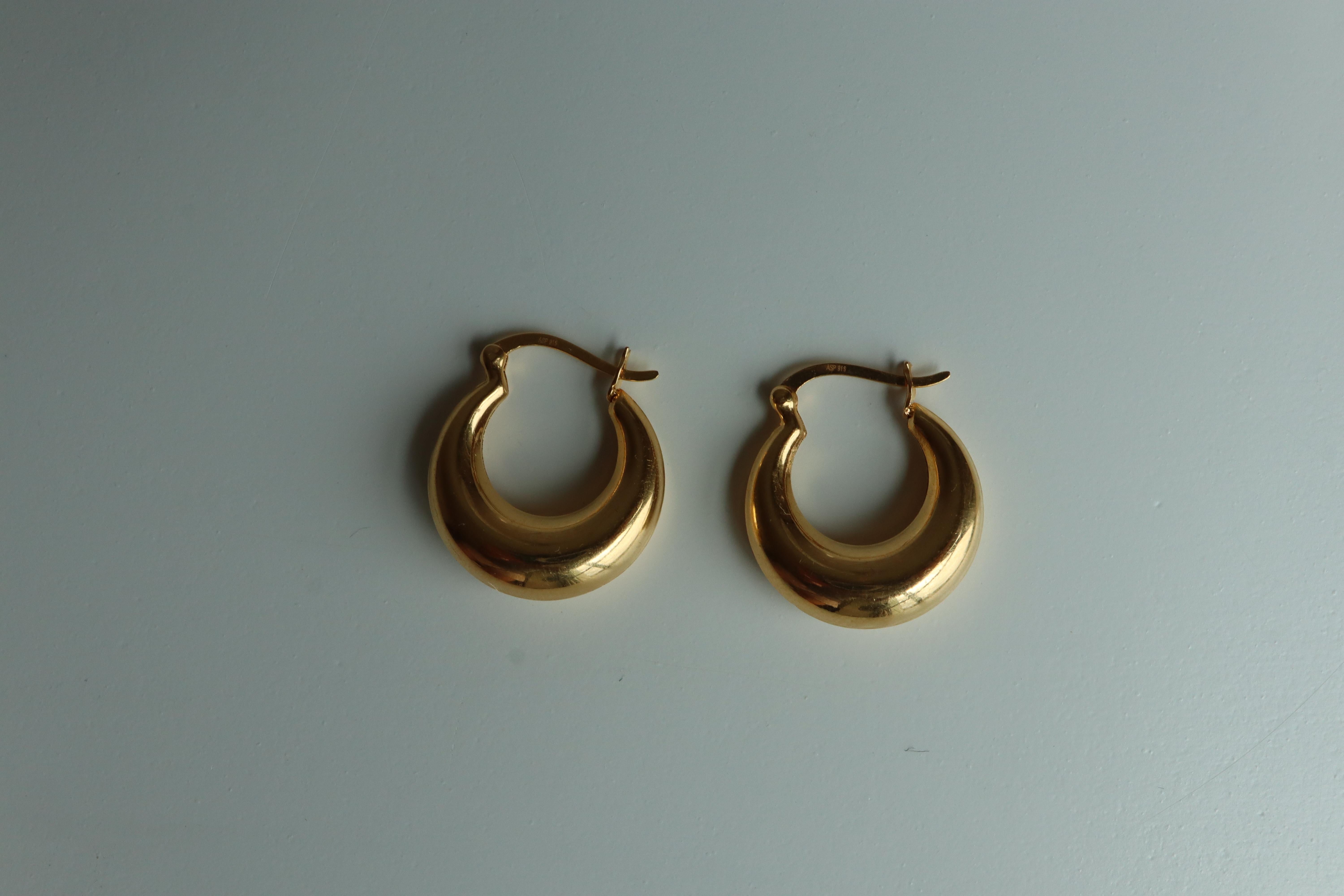 These stylish chubby hoops offer a modern twist on a timeless classic. Bold enough to stand out yet refined for everyday wear, they effortlessly elevate any look from casual chic to evening glamour.

Crafted from genuine 22K gold, not gold plated,