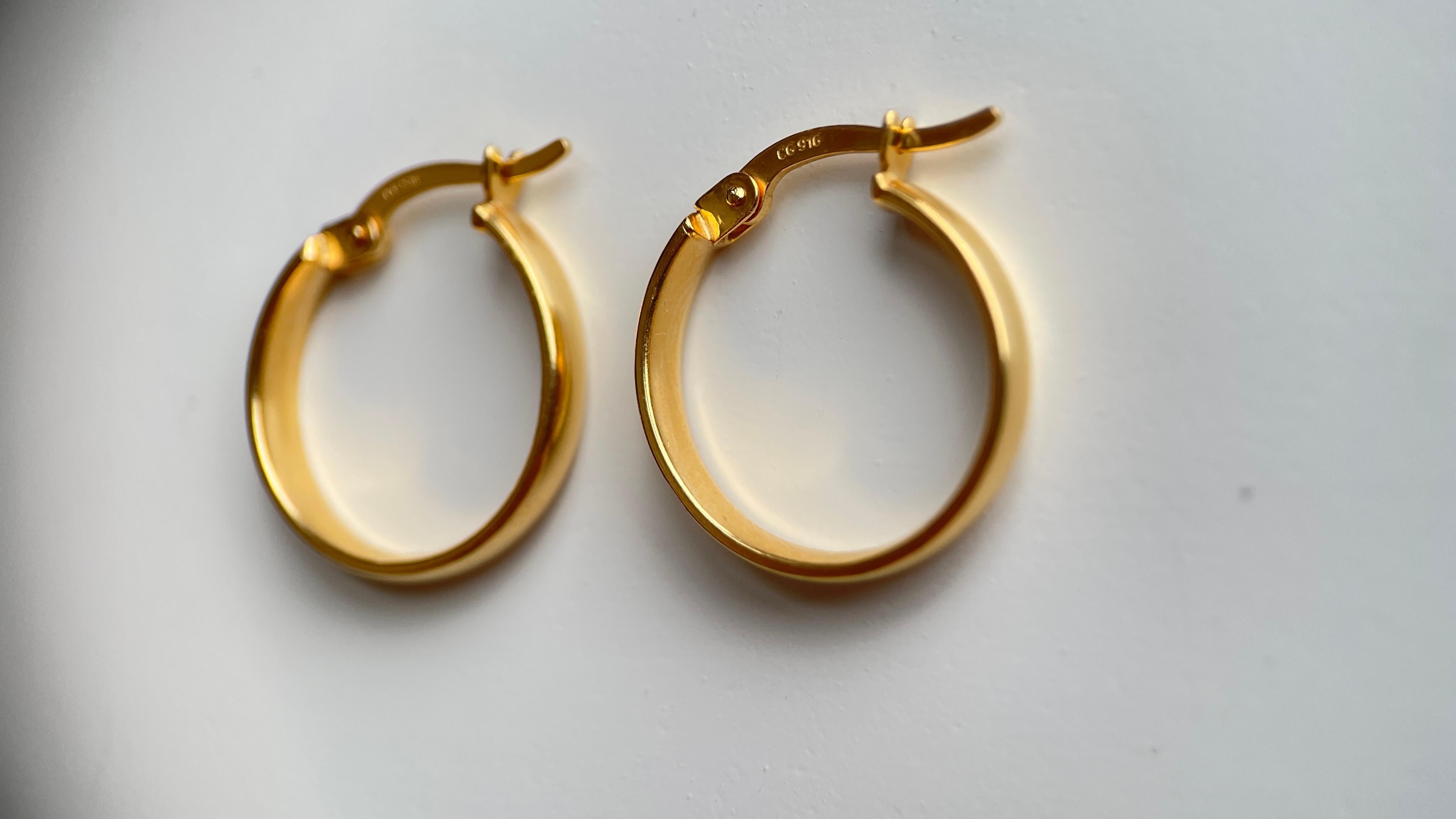 Pendiente de aro de oro 916 de 22 quilates (tamaño 17 mm/1,7 cm)-2,26 g en Nuevo estado para la venta en Singapore, SG