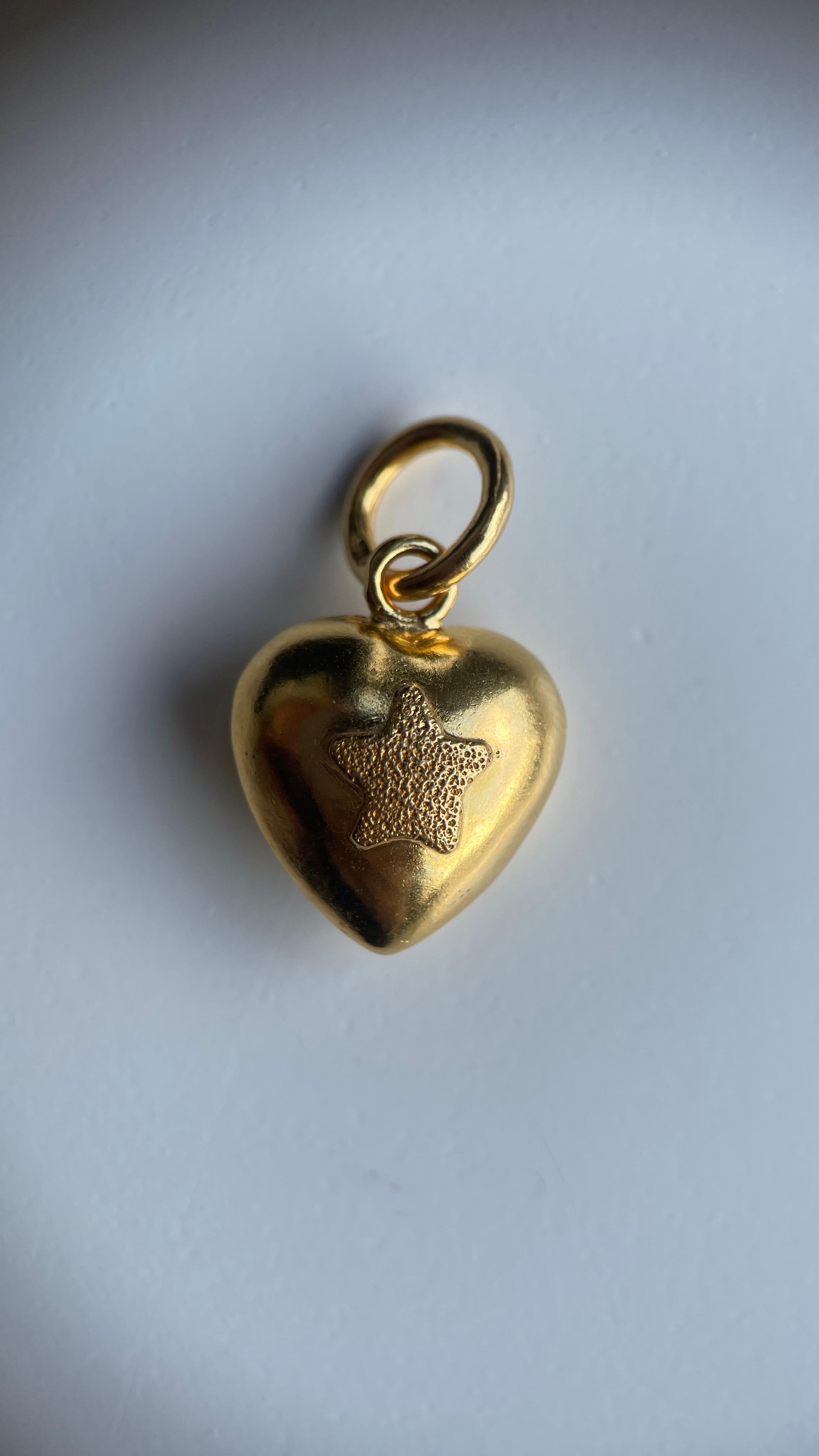 22k 916 gold pendant charm-Heart Texture Star pure gold pendant/gold charm-2.92g In New Condition For Sale In Singapore, SG