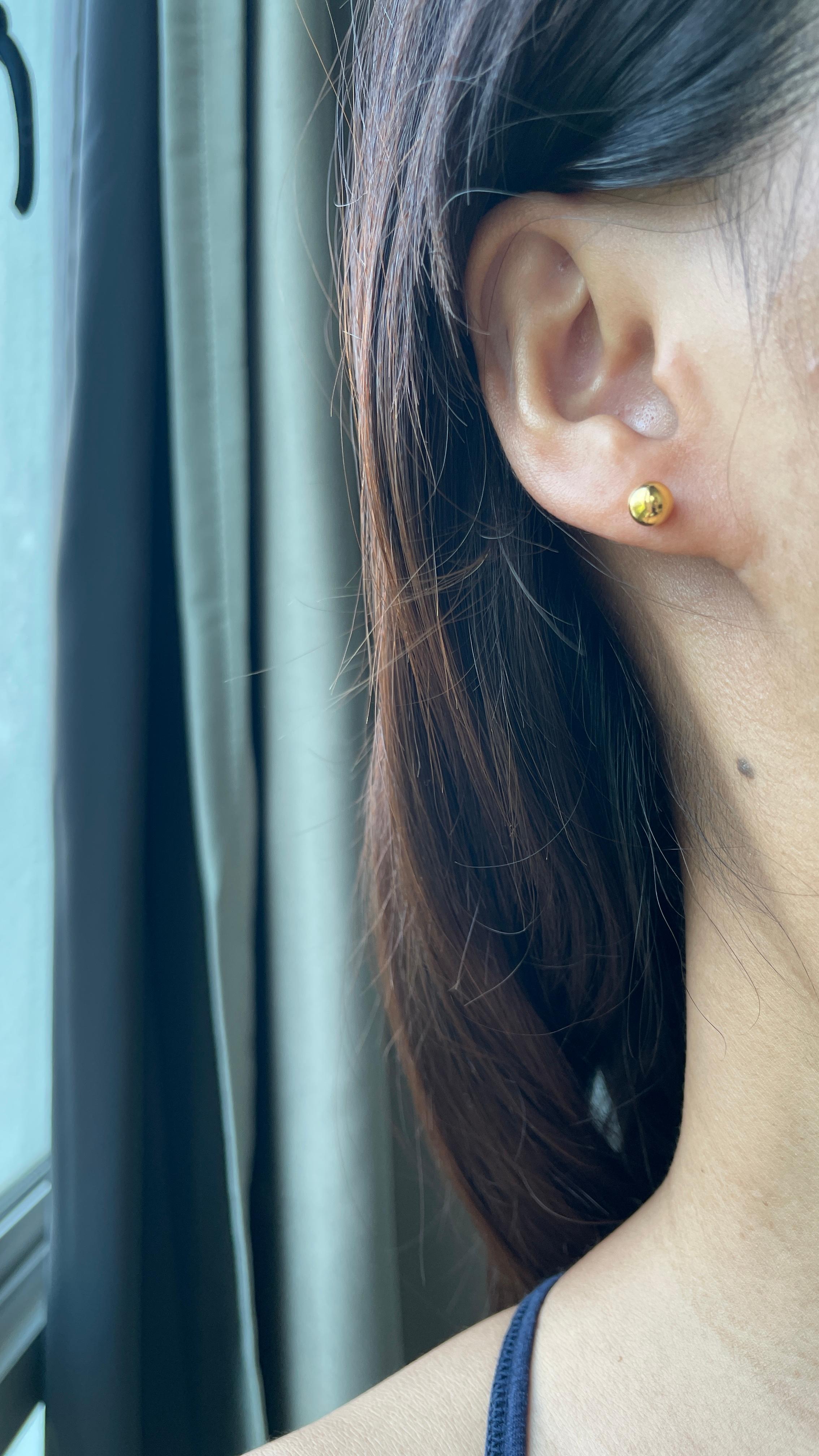 Características del producto:

*Estilo: Tachuela
*Pureza del oro: 22K (oro macizo 916)
*Hallmark: 916

*Peso: 1,73 g
*Cierre: Empuja
*Ancho y grosor: 5,8 mm

*Área de daño - Ninguna
*Preparado para regalo: Viene bellamente empaquetado
*Entrega:
