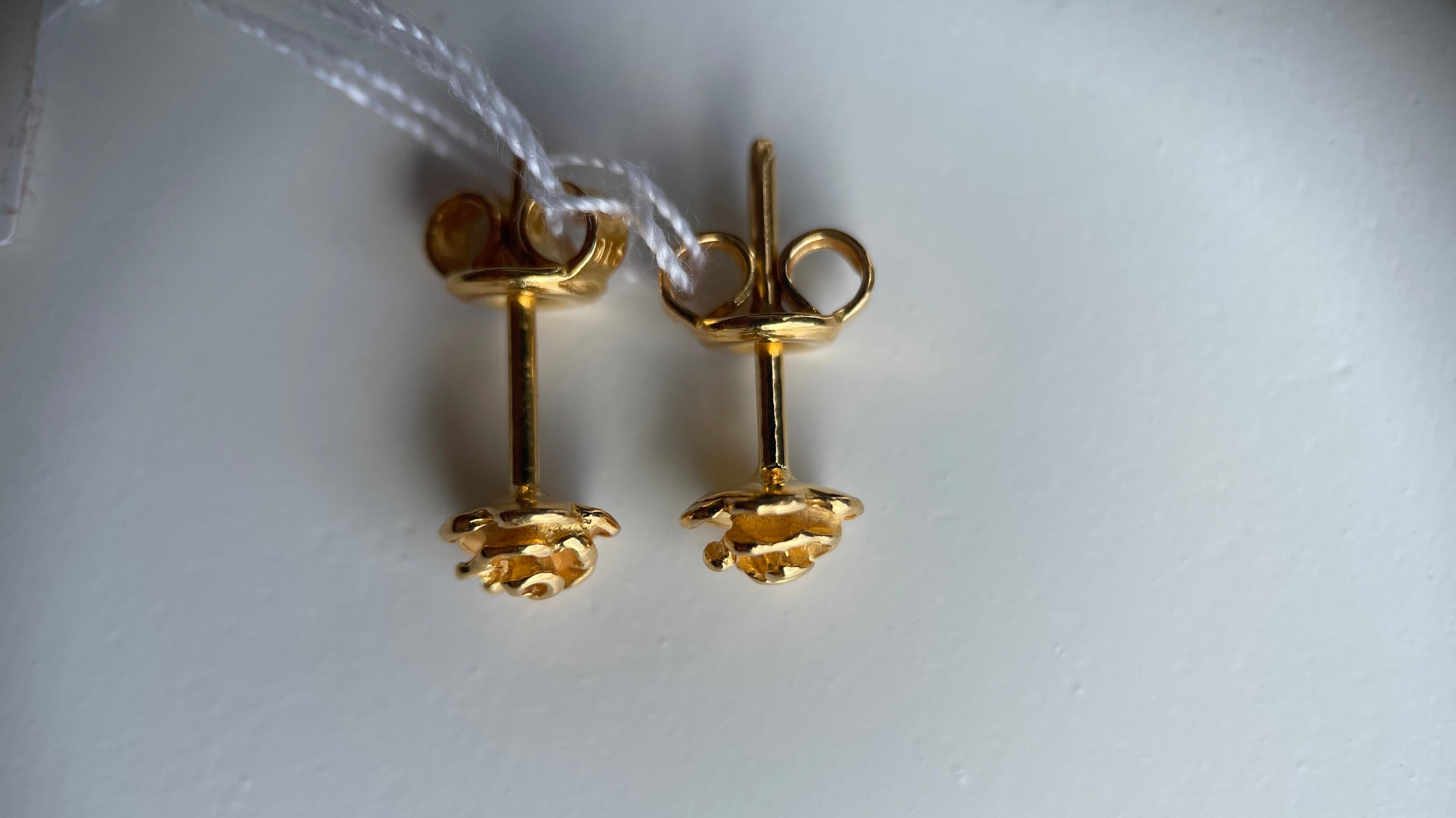 Pendientes flor de oro de 22 quilates
Delicados y atemporales, estos pendientes flor de oro 916 presentan un diseño elegante perfecto para llevar a diario.
Ligero pero duradero.
Magníficamente elaborados en oro puro de 22 quilates, estos pendientes