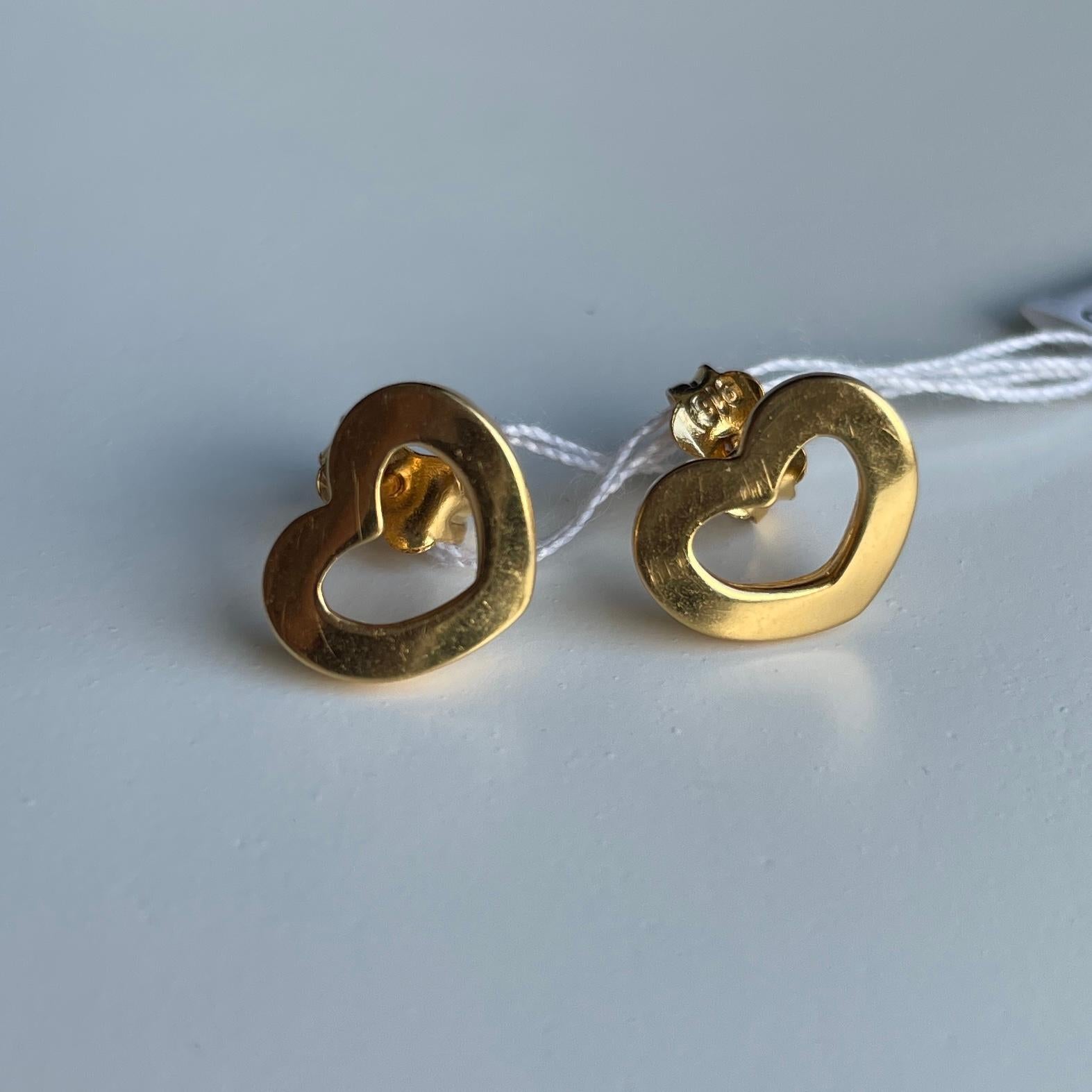 Orecchini in oro 22K

Delicati e senza tempo, questi orecchini a forma di cuore in oro hanno un design elegante, perfetto per essere indossato tutti i giorni. 
Leggero ma resistente.
Splendidamente realizzati in oro puro 22 carati, questi orecchini