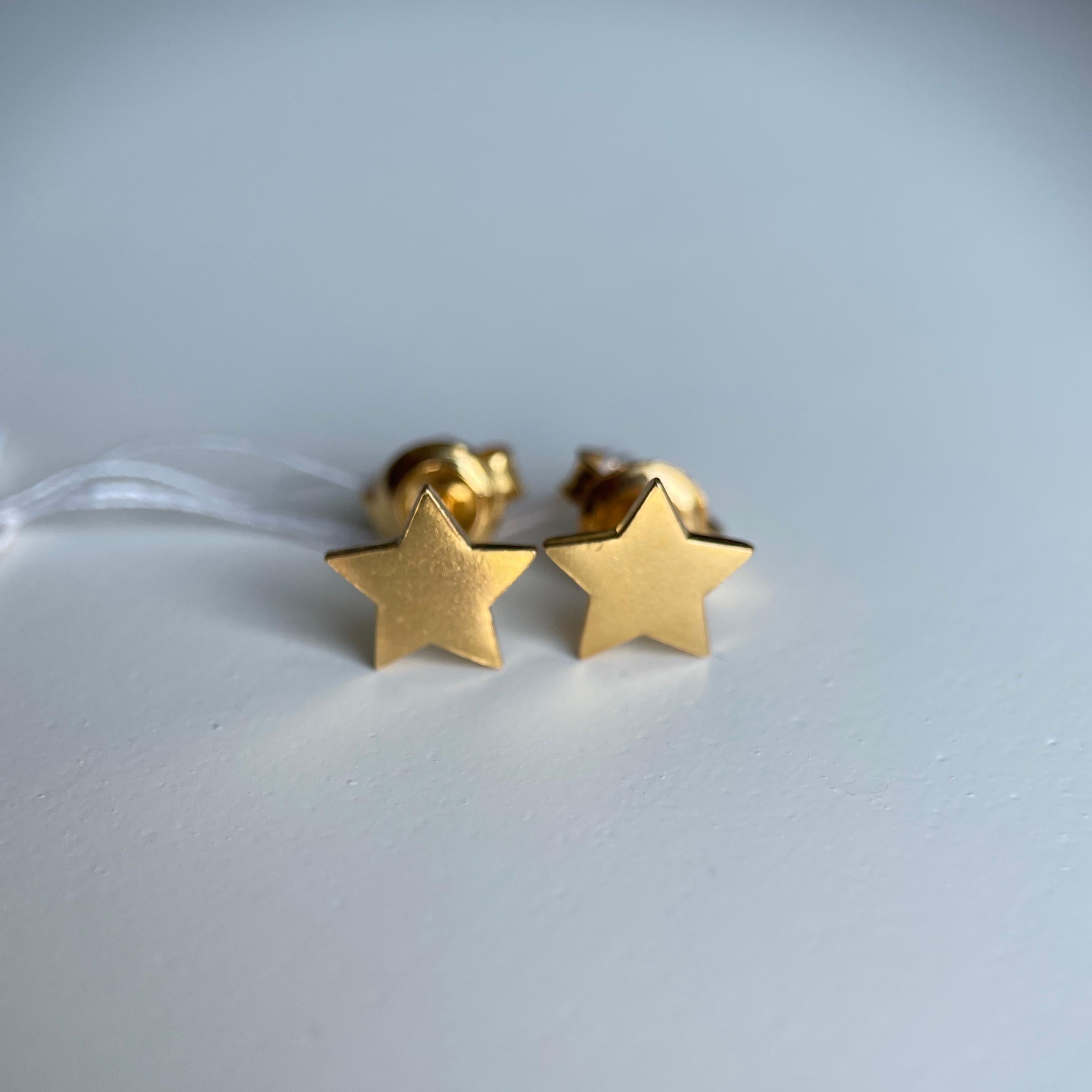 Orecchini a stella in oro 22K

Delicati e senza tempo, questi orecchini d'oro a forma di stella hanno un design elegante, perfetto per essere indossato tutti i giorni. 
Leggero ma resistente.
Splendidamente realizzati in oro puro 22 carati, questi