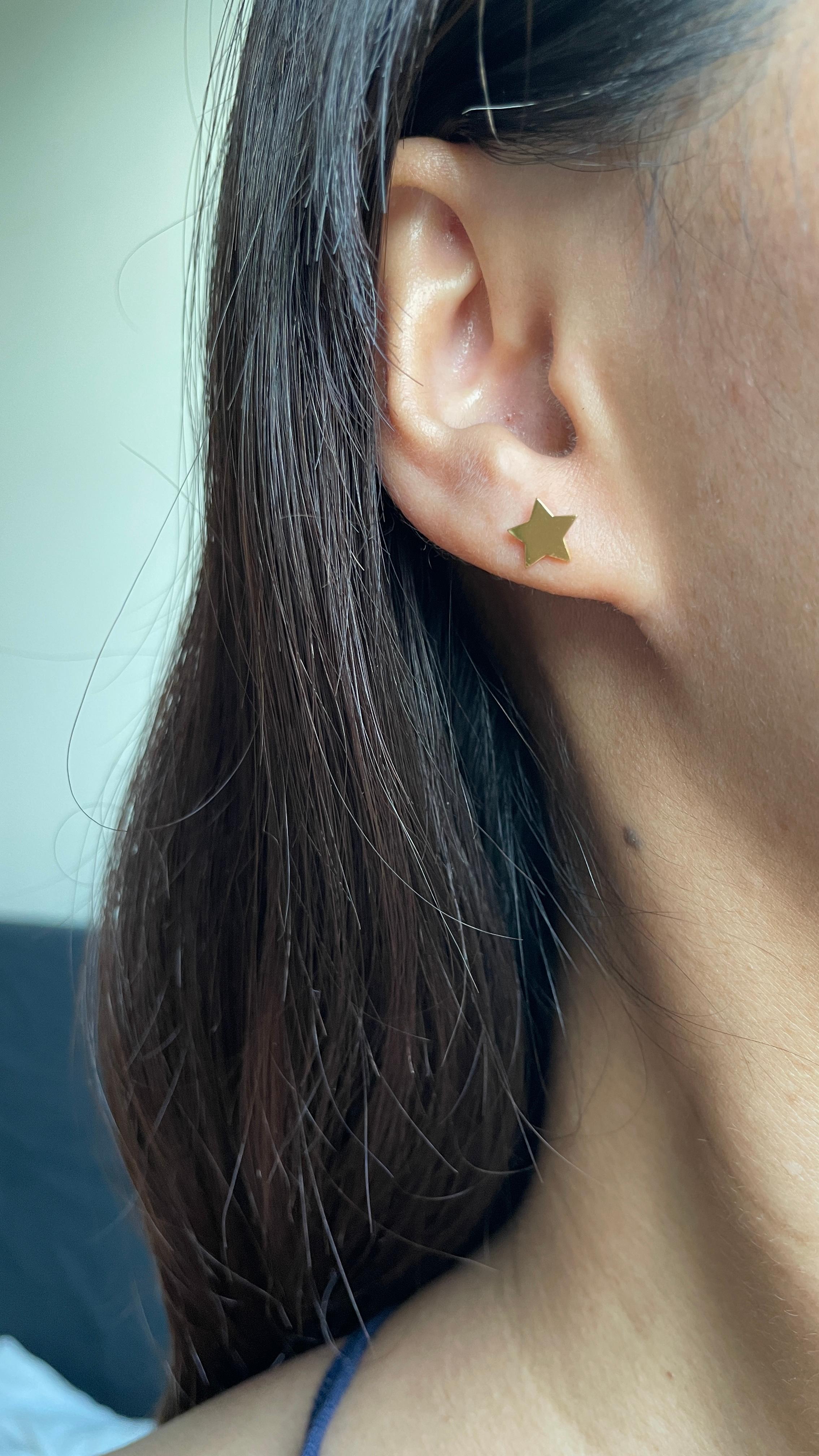 Orecchino con perno in oro 22k 916 - orecchino con stella d'oro - 1,54g in vendita 1