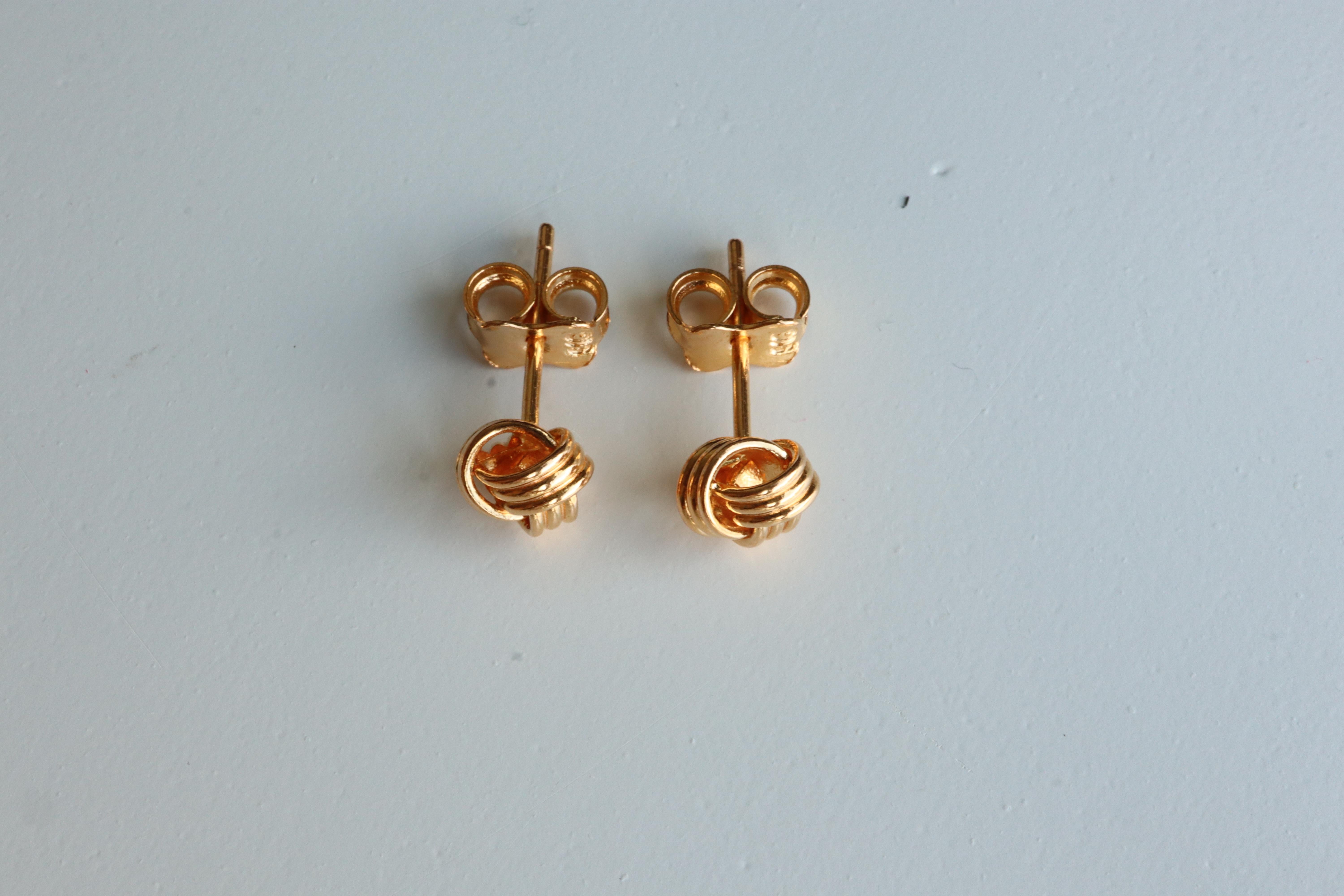 Orecchino con perno in oro 22k 916 - Orecchino con design Twisted Nest - 1,78 g In condizioni Nuovo in vendita a Singapore, SG