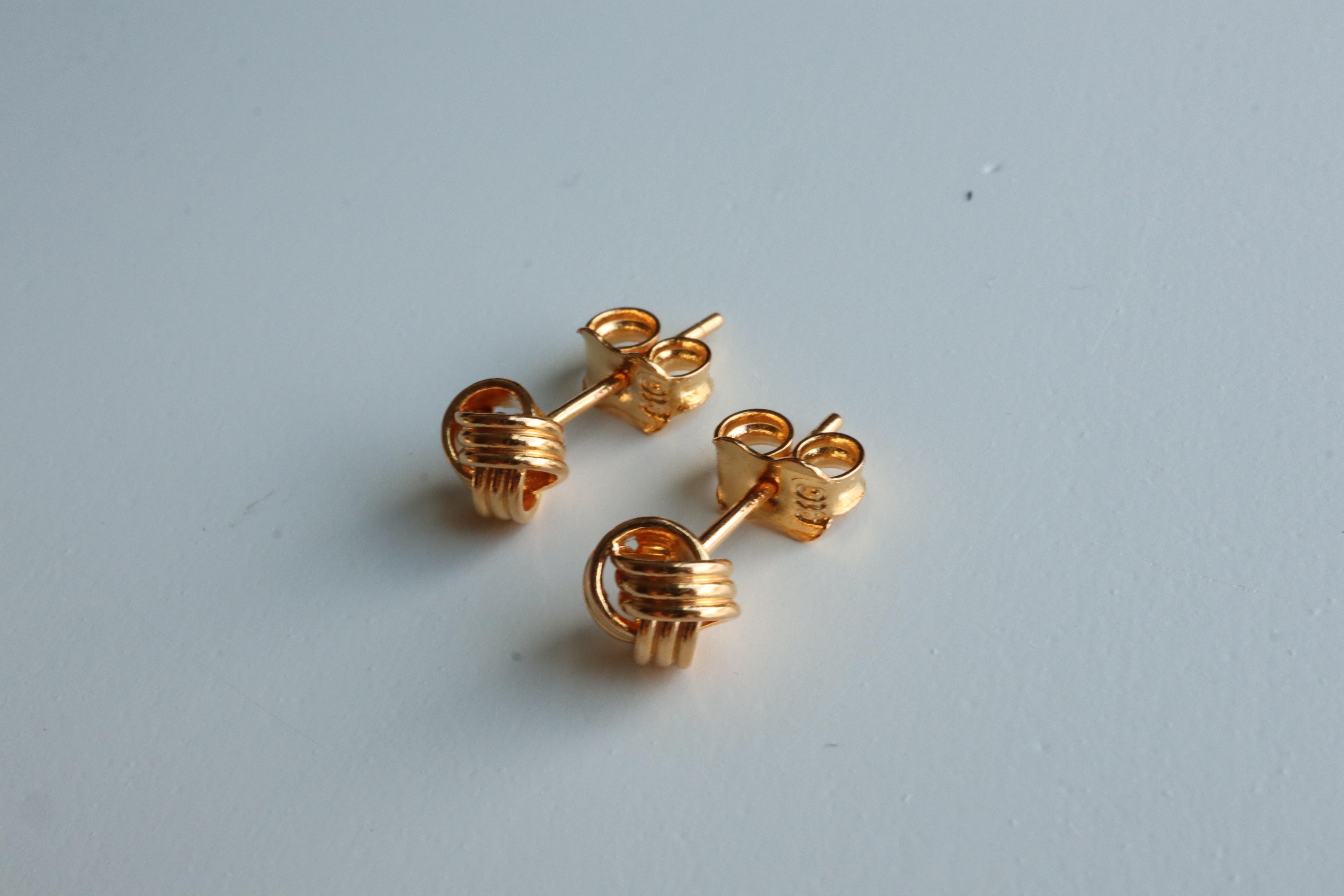 Donna Orecchino con perno in oro 22k 916 - Orecchino con design Twisted Nest - 1,78 g in vendita