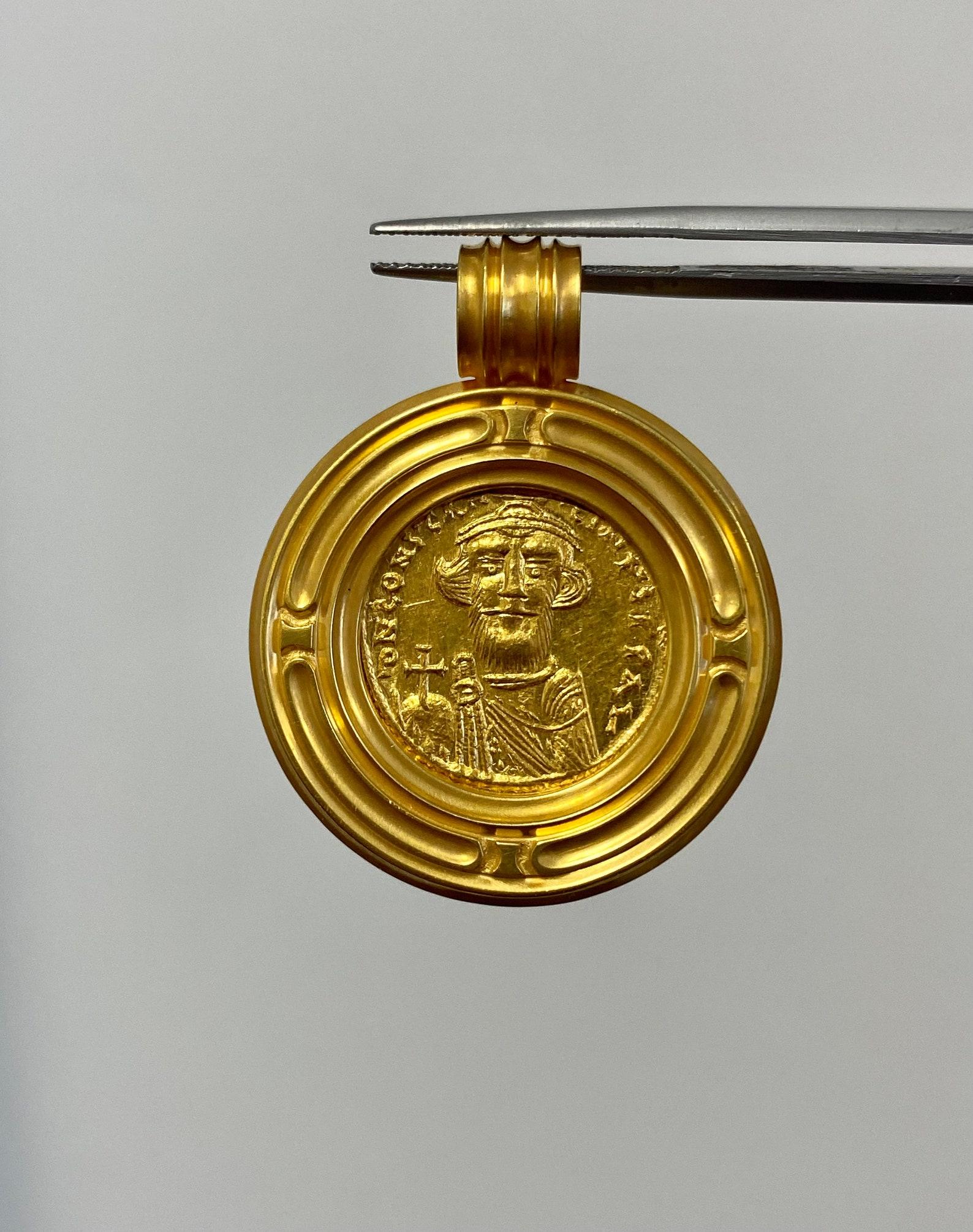 Pendentif en or 22 carats avec pièce de monnaie Byzantine Constans II du 7e siècle de style antique Excellent état - En vente à Miami, FL