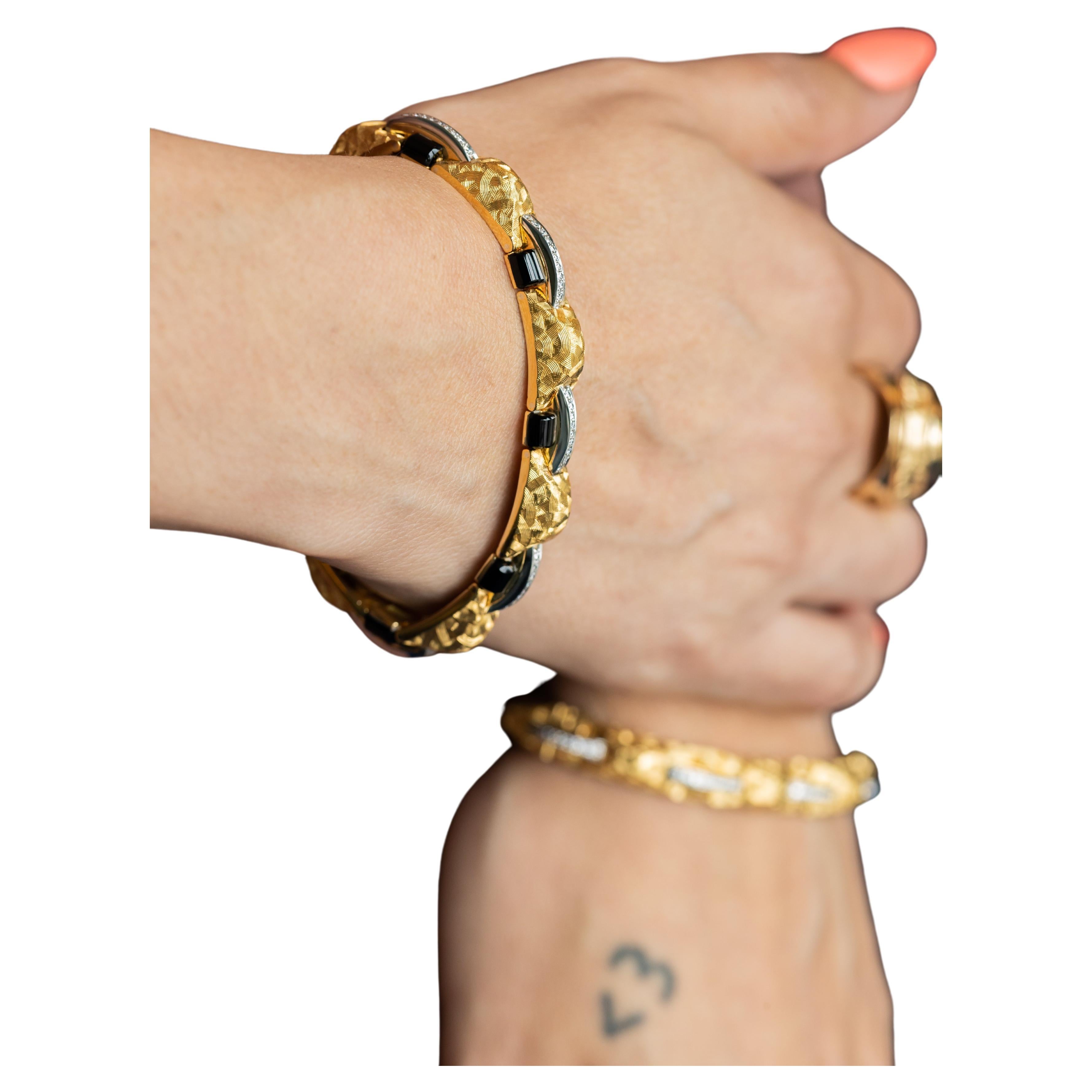 Michael Bondanza hat den Glanz von Gold, den Reichtum von Platin, das Geheimnis von Onyx und das Feuer von Diamanten kunstvoll in dieser schönen Kreation vereint und sie Sienna-Armband genannt. Hergestellt aus 22K/18K Gelbgold mit Akzenten aus