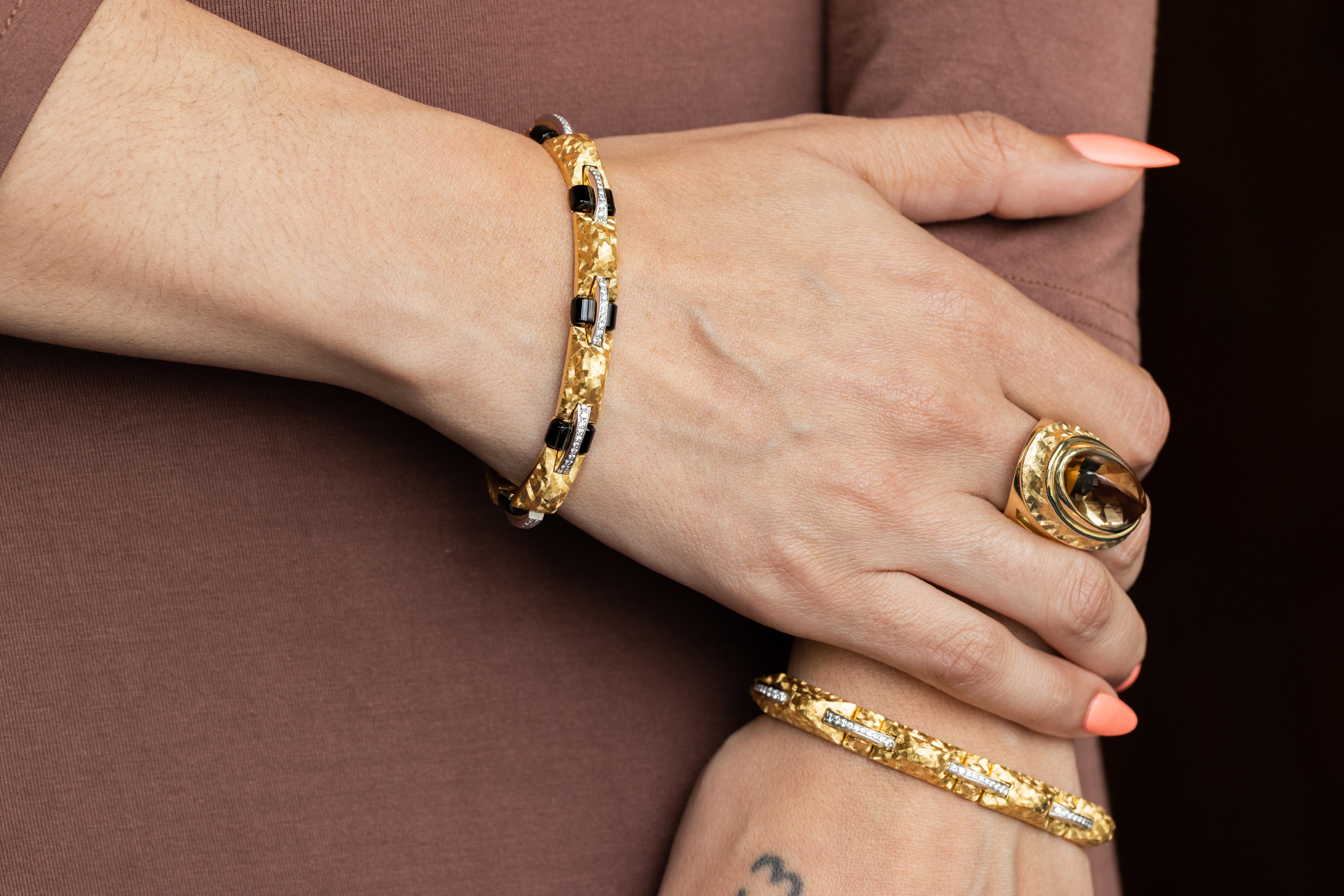 Armband aus 22K und 18K Gelbgold und Platin mit schwarzem Onyx und Diamanten (Moderne) im Angebot
