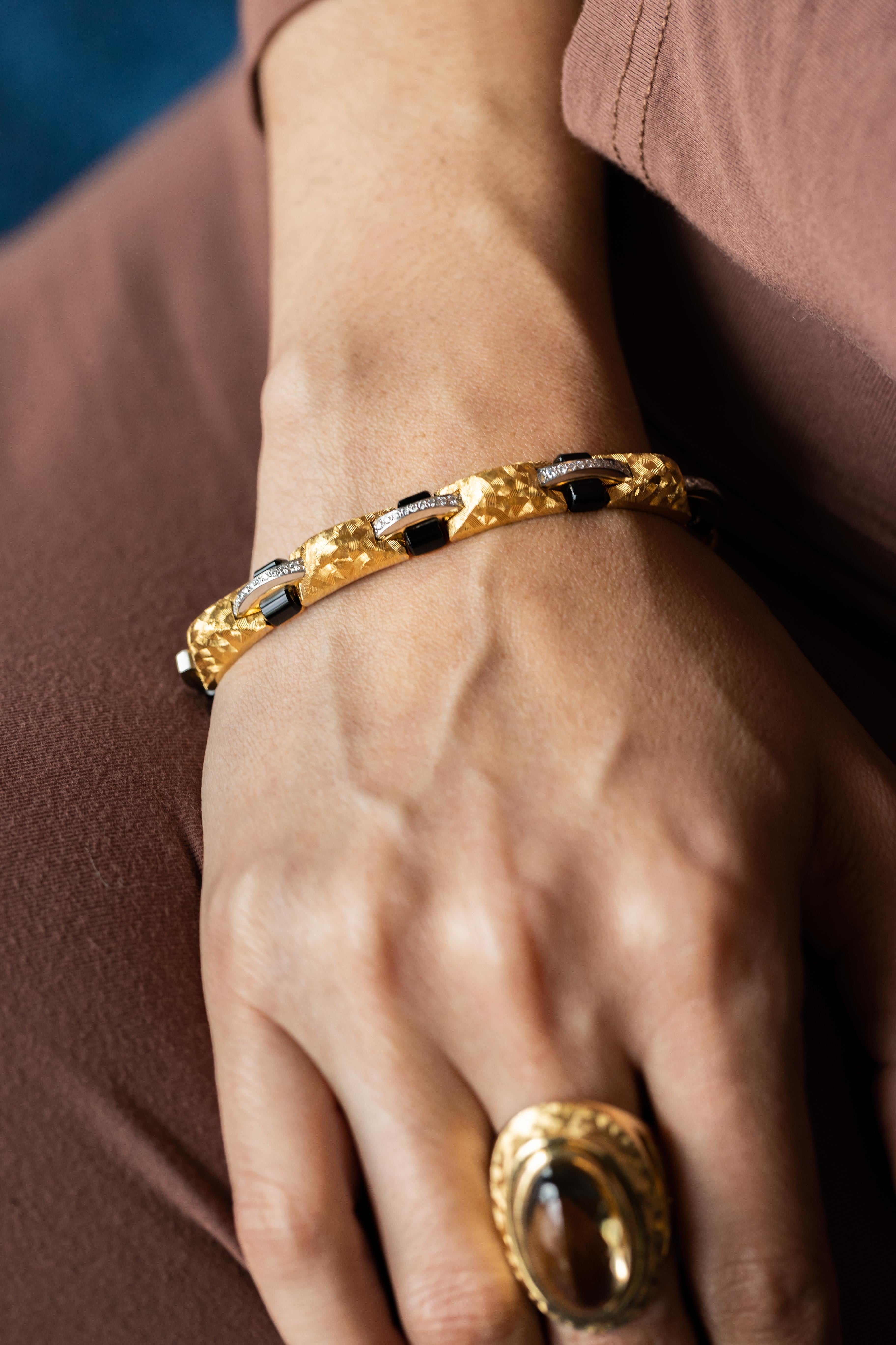 Armband aus 22K und 18K Gelbgold und Platin mit schwarzem Onyx und Diamanten (Brillantschliff) im Angebot