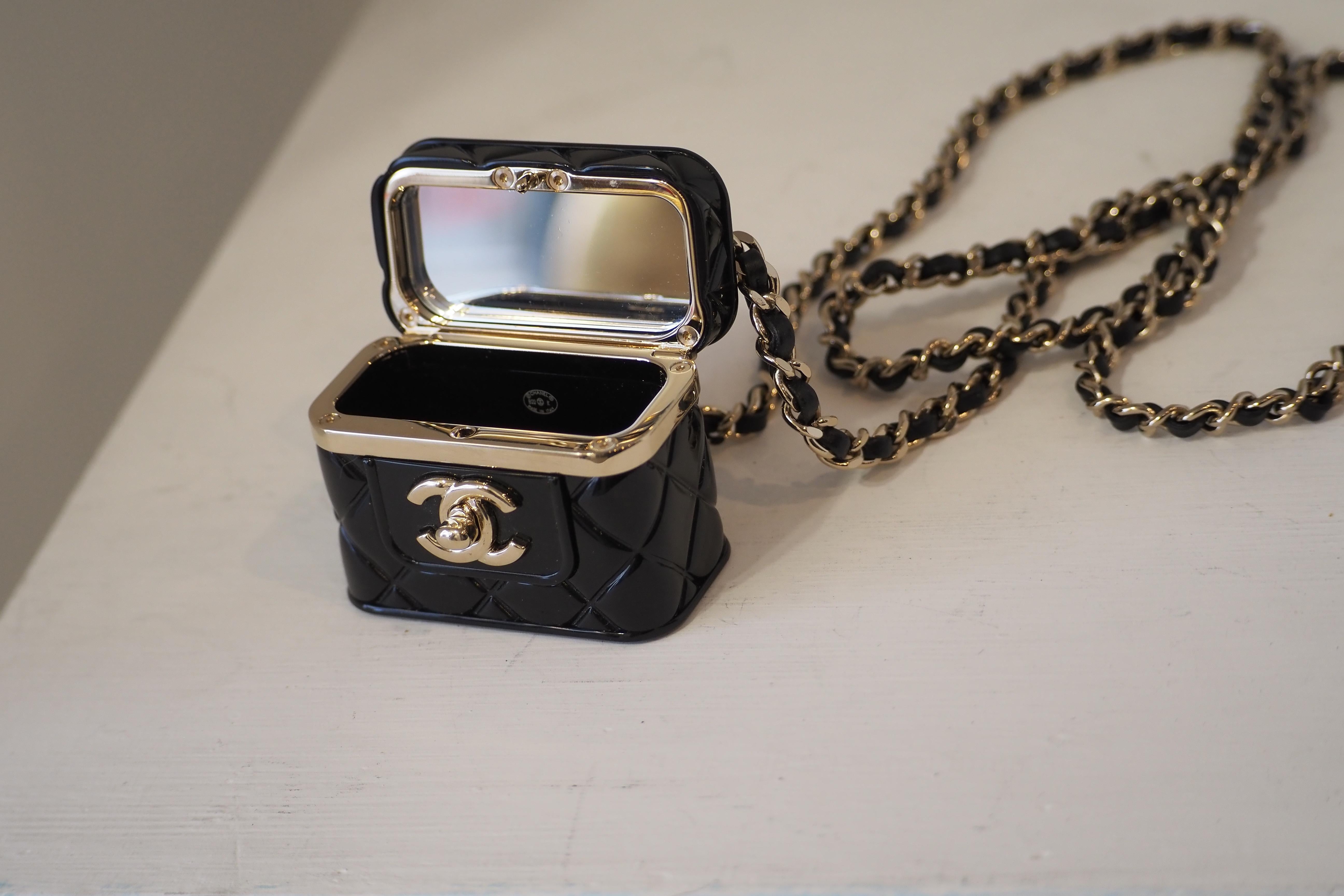 Nero 22k Chanel box necklace NWOT in vendita