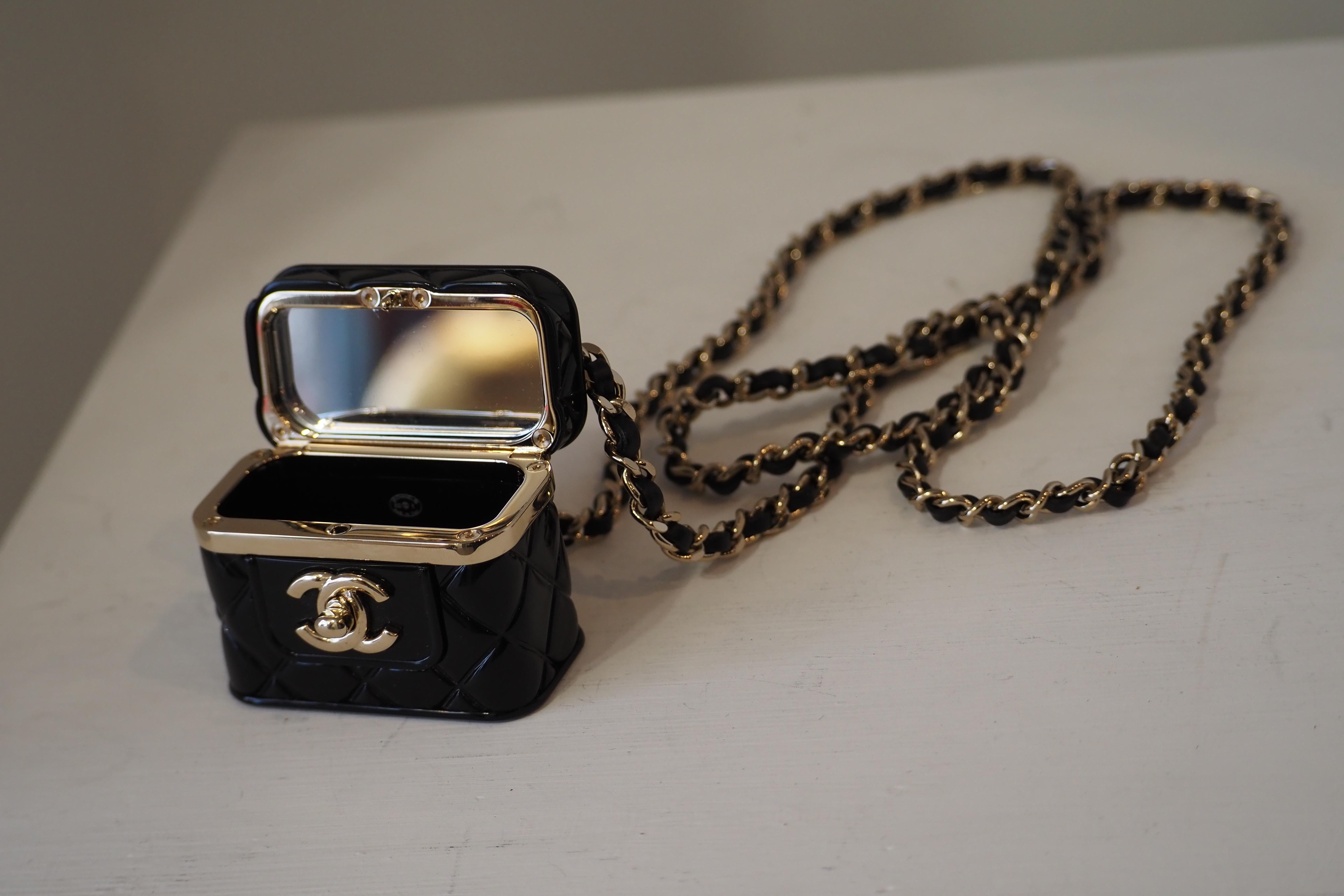 22k Chanel box necklace NWOT In condizioni Nuovo in vendita a Capri, IT