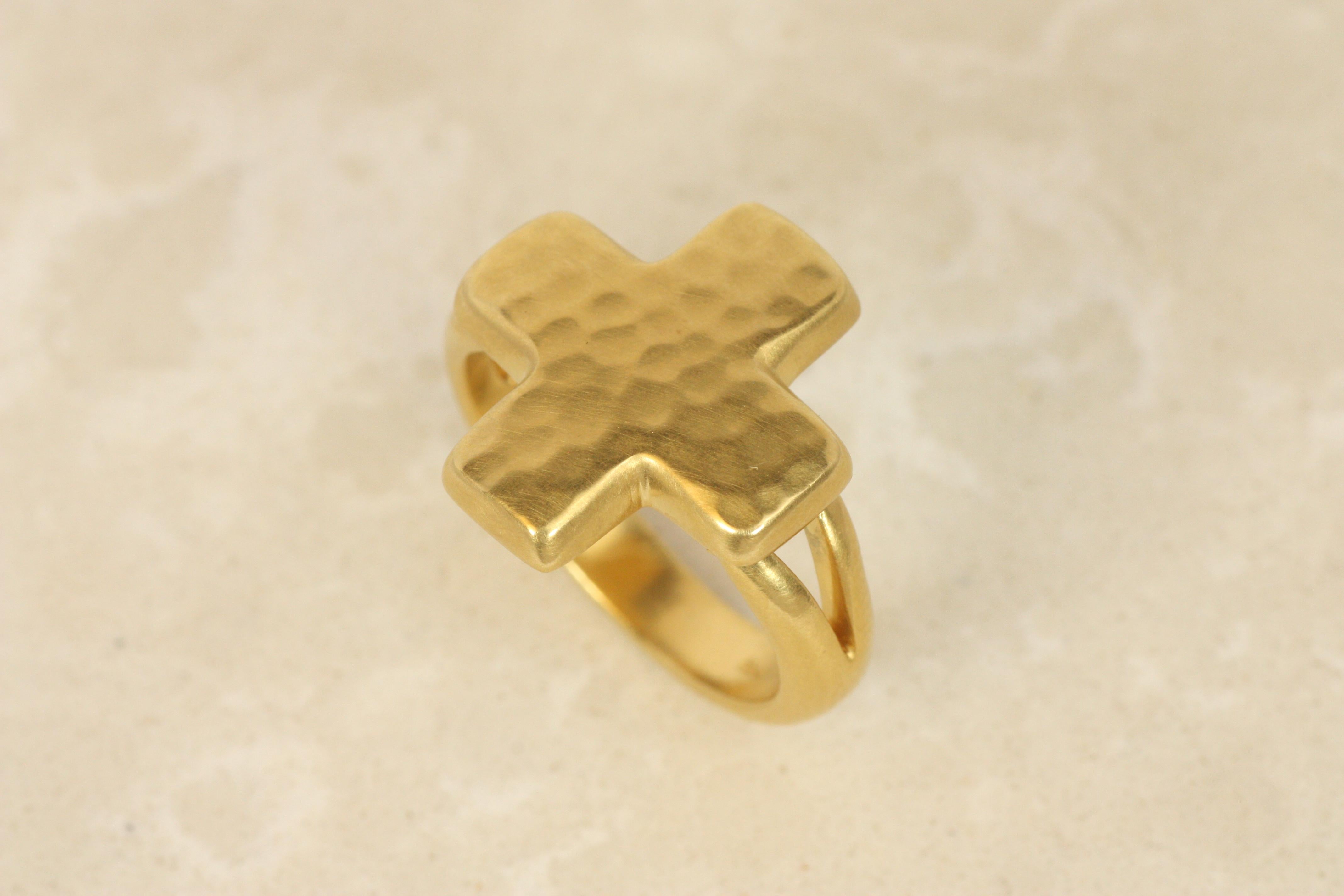 Artisan Cross Ring – 22K Yellow Gold with Split-Shank & Hammered Finish, Darlene deSedle For Sale