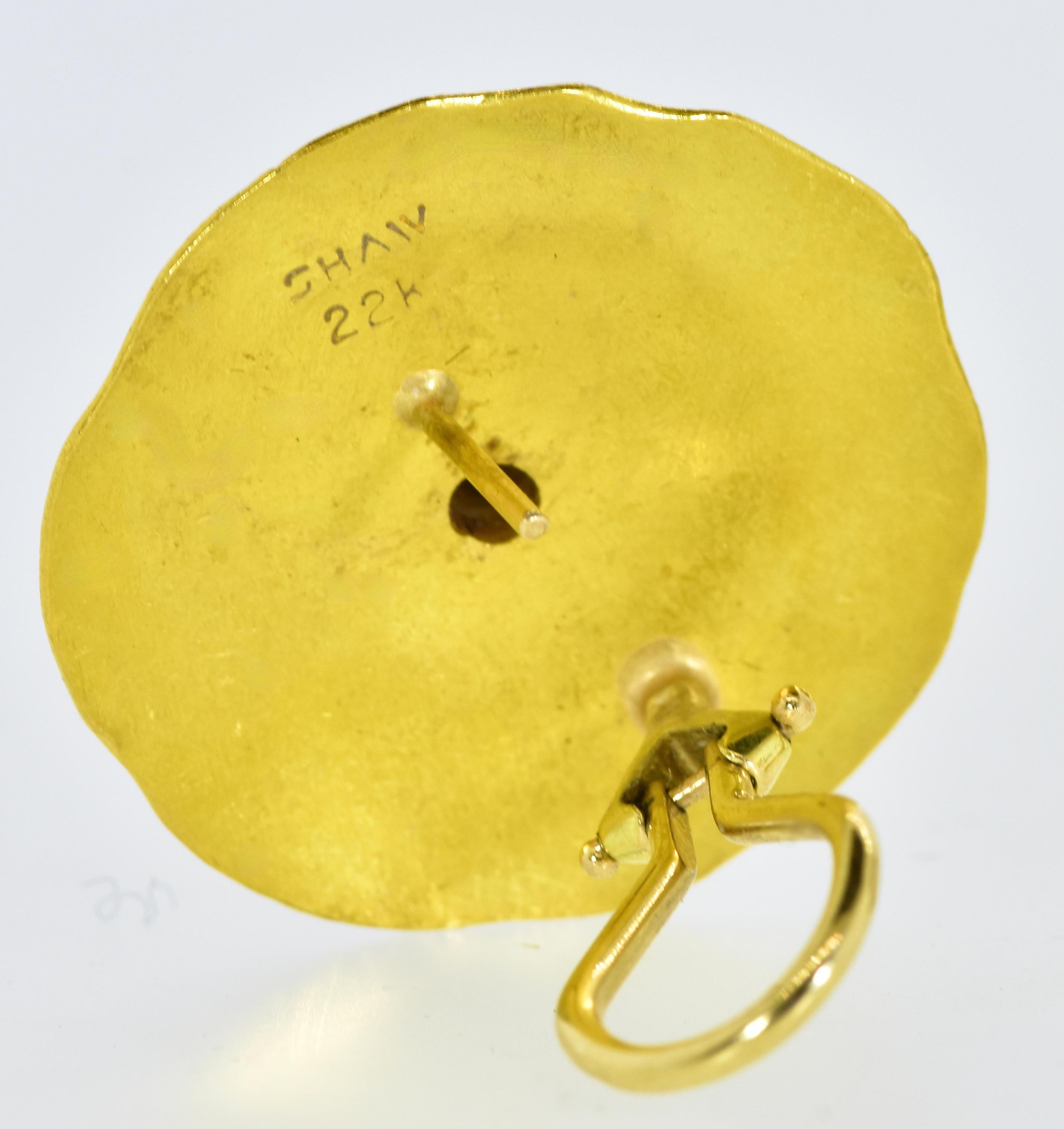 22K Ohrringe mit Hartgestein und Diamanten in der Mitte. Zeitgenössische Ohrringe aus 22 Karat Gelbgold mit einem weißen Diamanten im Brillantschliff, nahezu farblos (H) und sehr leicht eingeschlossen.  Das Gesamtgewicht der Diamanten wird auf 0,12
