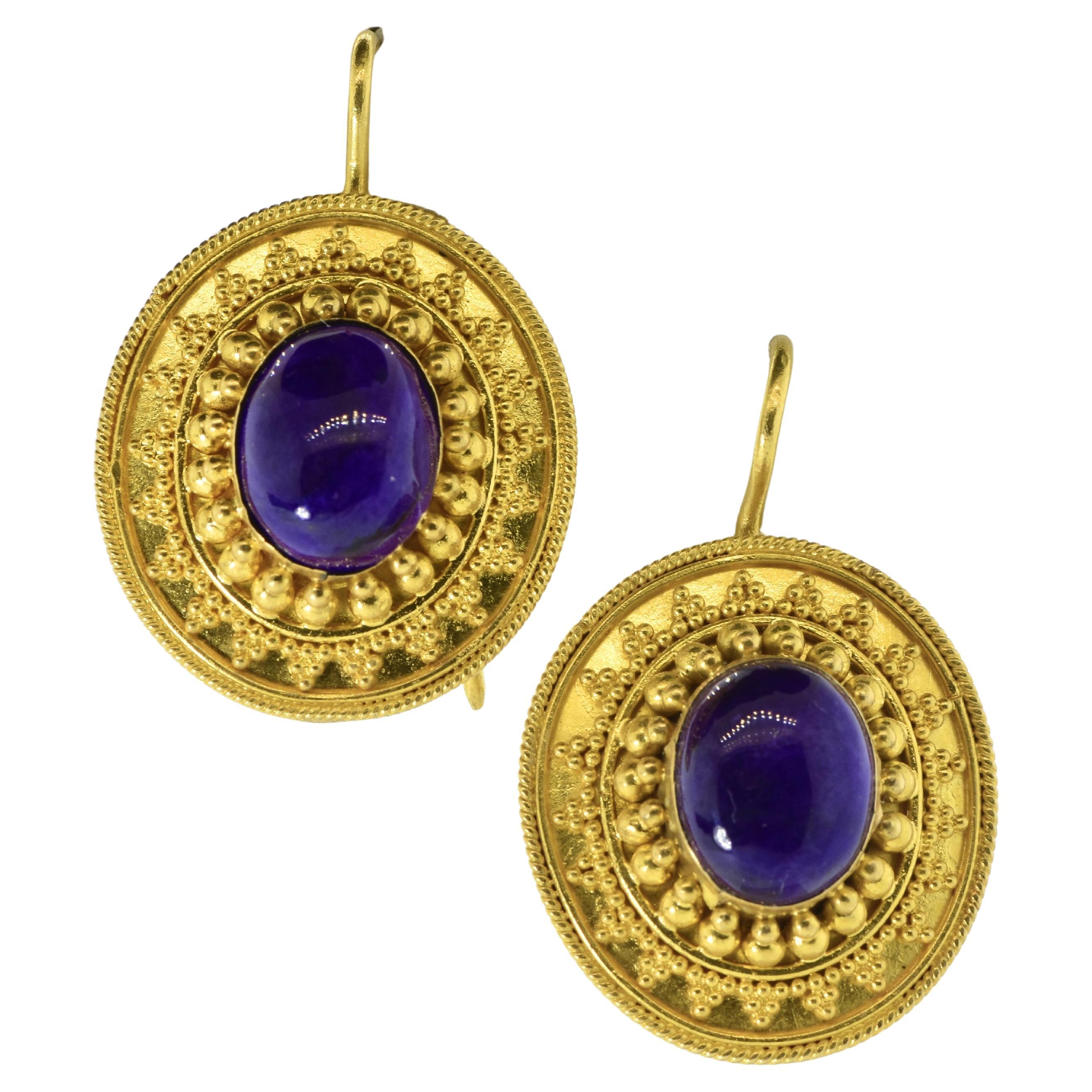 Orecchini contemporanei Etruscan Revival a 22 carati con al centro una rara Sugilite in vendita 1