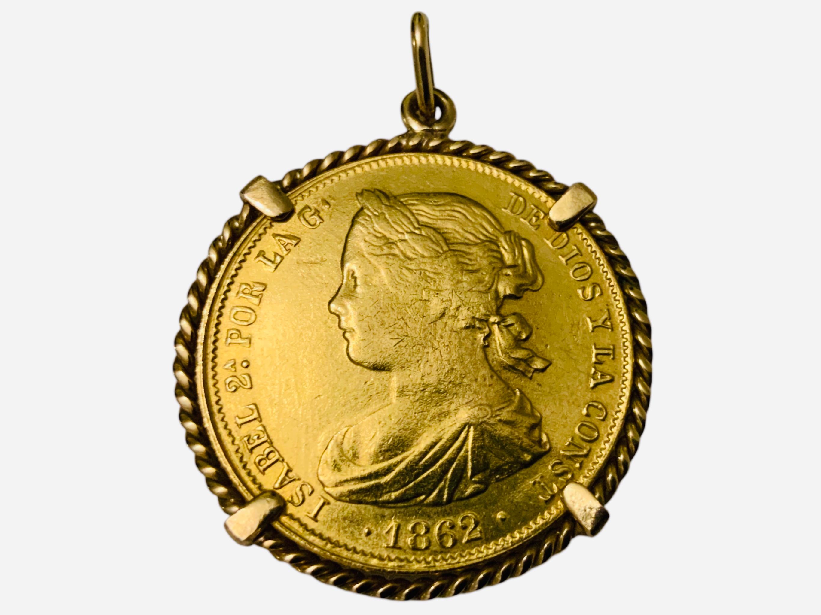 Questo è un ciondolo a forma di moneta in oro 22K. Raffigura una moneta d'oro giallo spagnola del 1862 circa, montata e ornata da una cornice d'oro intrecciata. Un lato raffigura lo scudo della Spagna-Reina de las Espanas, 100 Reales e l'altro un