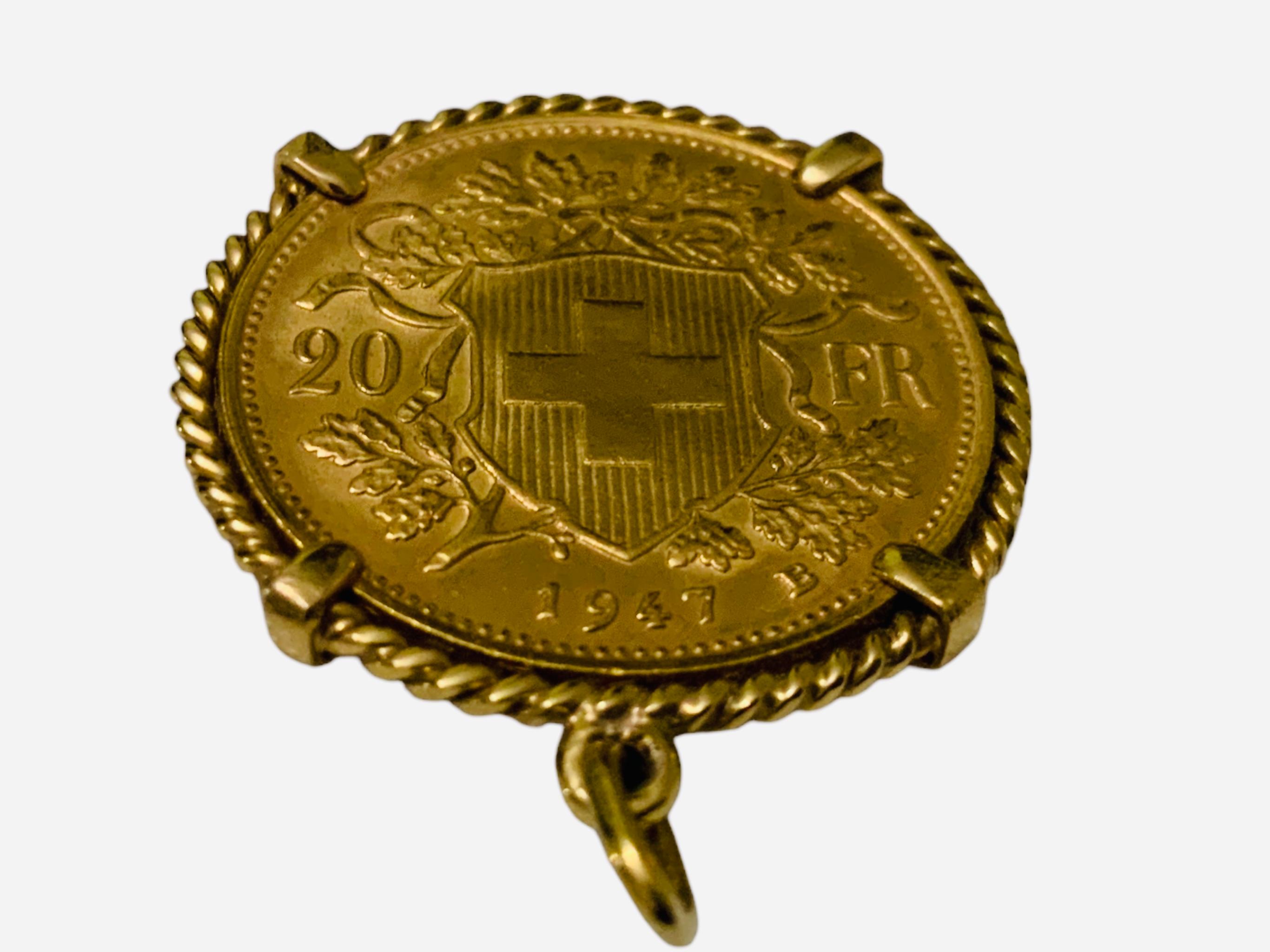 Questo è un ciondolo a forma di moneta in oro 22K. Raffigura una moneta d'oro giallo elvetica del 1947 circa, montata e ornata da una cornice d'oro intrecciata. Un lato raffigura lo scudo elvetico 1947, 20 Franchi e l'altro un profilo femminile