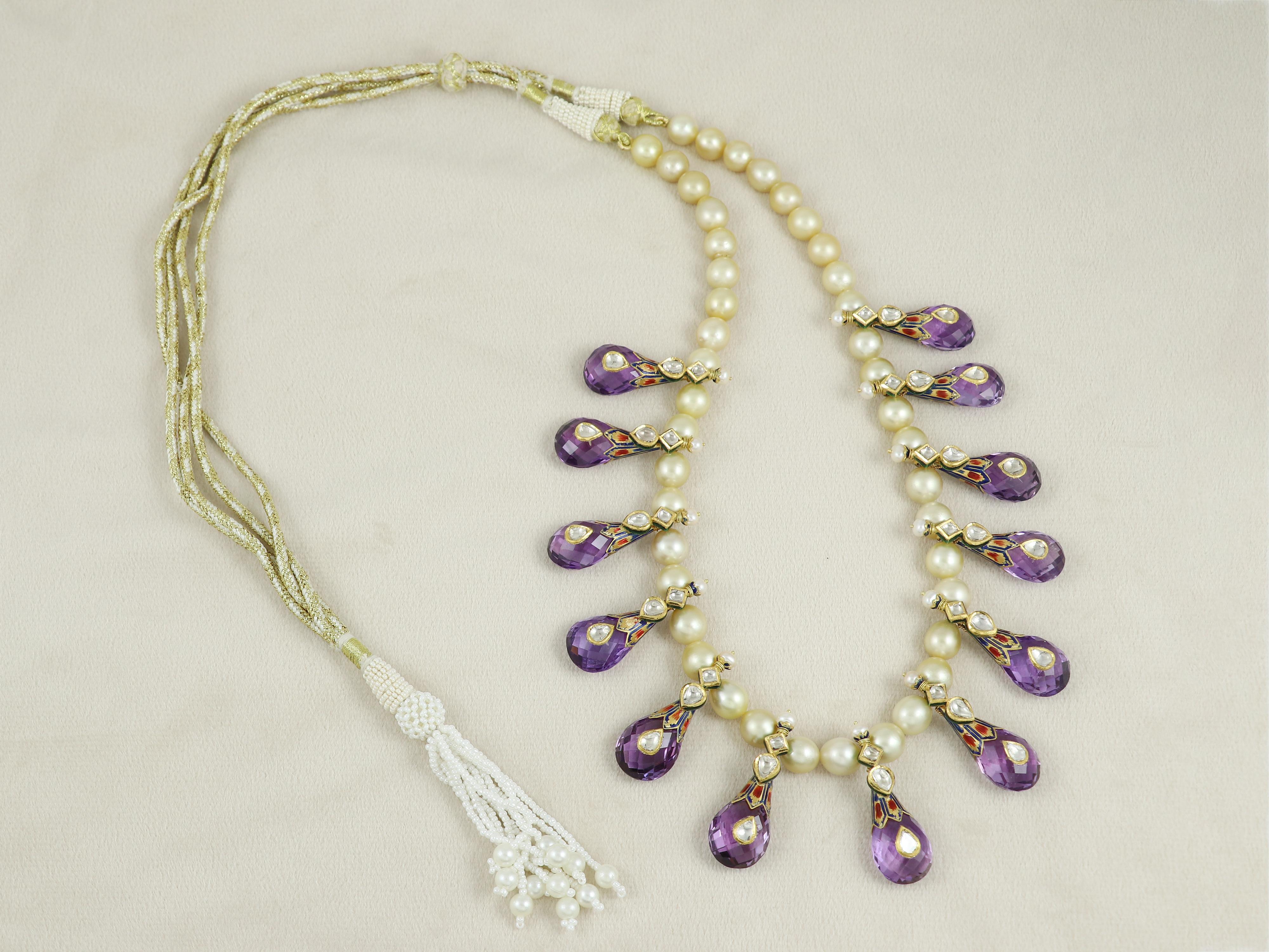 Collana in oro 22K con ametista e diamanti incastonati in perle del mare del sud in vendita 3