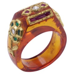 Anello in oro 22K e ambra con diamanti, smeraldi e rubini