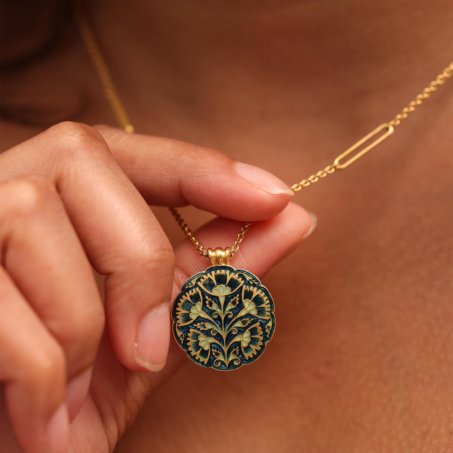 Collier pendentif en or 22 carats et émail floral bleu et vert, fabriqué à la main par Agaro en vente 3