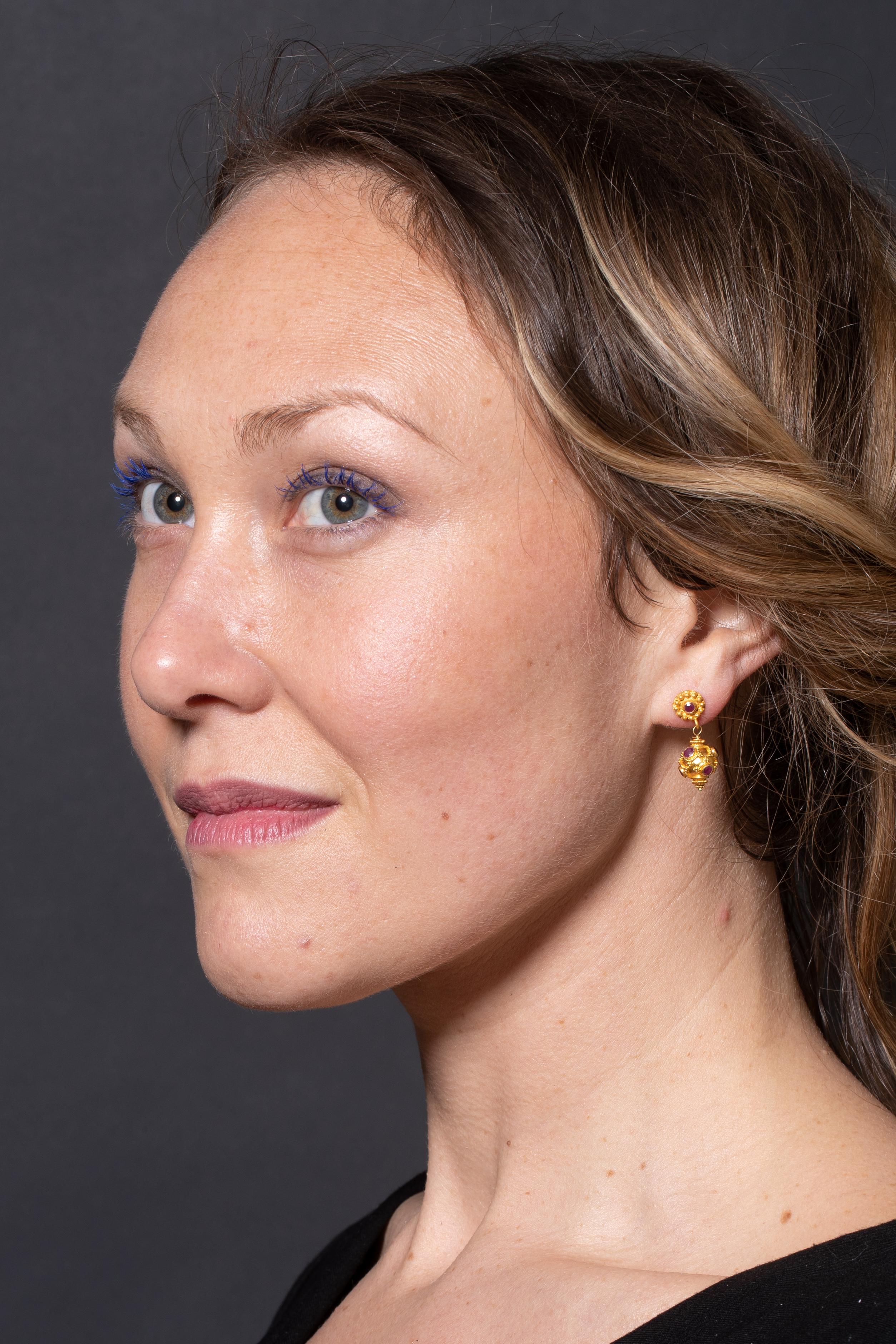 Taille ronde Boucles d'oreilles pendantes en or 22 carats et rubis de Birmanie par Deborah Lockhart Phillips en vente